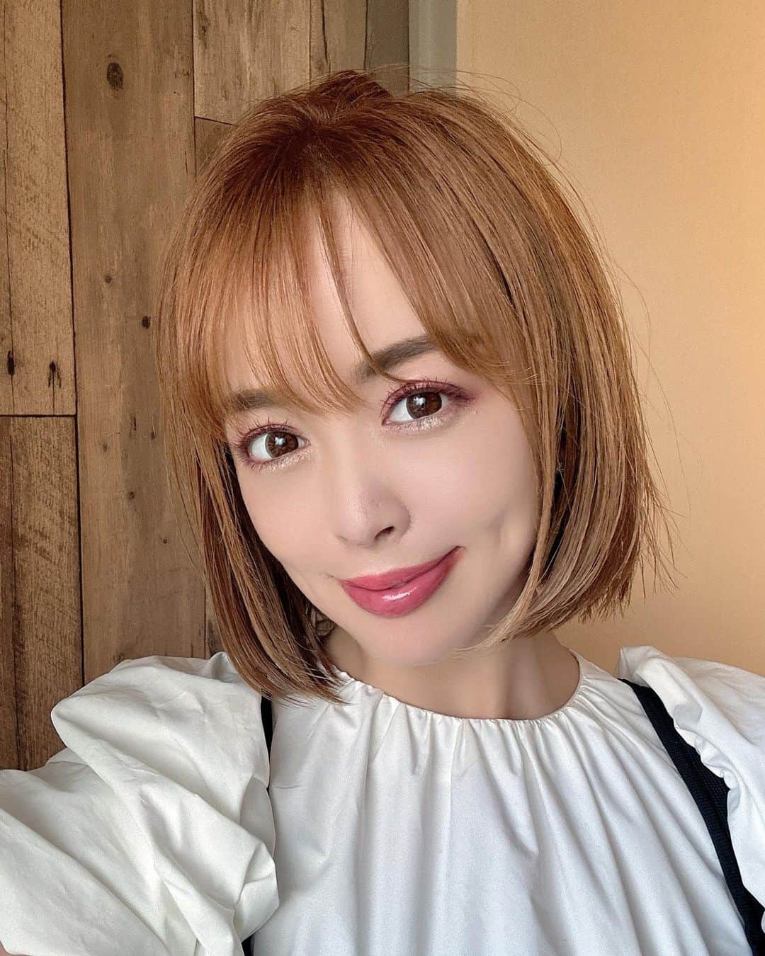 のインスタグラム：「誕生日に衝撃的なイメチェン‼️❤︎ ⁡ ⁡ 30cm程、バッサリ断髪式しました！！！！！！！ 一部自分で切らせてもらいました💓  ⁡ ⁡ ⁡ 毎年誕生日前に、髪の毛の断捨離を恒例行事なのですが、 今回は思い切りました✨✨ ⁡ ⁡ というのも、いっとき流行ったAIのやつで、 ヒントを頂いちゃって💓こんな感じなんだーー！と ⁡ 一度やってみたかったボブをすることを決意して、担当してくれてるちさきちゃんに、画像を送りました❤︎ ⁡ ⁡ AI、ヒントをありがとう❤️ꉂ笑꒱ ⁡ ⁡ ⁡ ということで、心機一転すぎる、ボブRumiを宜しくね❤︎ ⁡ ⁡ バッサリ切ったことを今日まで内緒にしたかったから、 旅行中の自撮りの写真がなかったんです！！！ꉂ笑꒱ ⁡ ⁡ やっと今日から載せられるー！！！w ⁡ ⁡ ⁡ ということで36歳を、迎えましたが ⁡ 今日の19時にアップされるYouTube、Rumiringo  TVで、色々と思いを話しておりますので是非是非見てください💓 ⁡ ⁡ ⁡ そしてSpecialゲストがたくさん出てきてくれて祝福コメントを話してくれています❤️ ⁡ ⁡ ⁡ こんな私ですが、今年一年もどうぞよろしくお願いします❤︎ ⁡ ⁡ ⁡ ⁡ 愛を込めて❤︎ ⁡ 2023.6.16  Rumi」