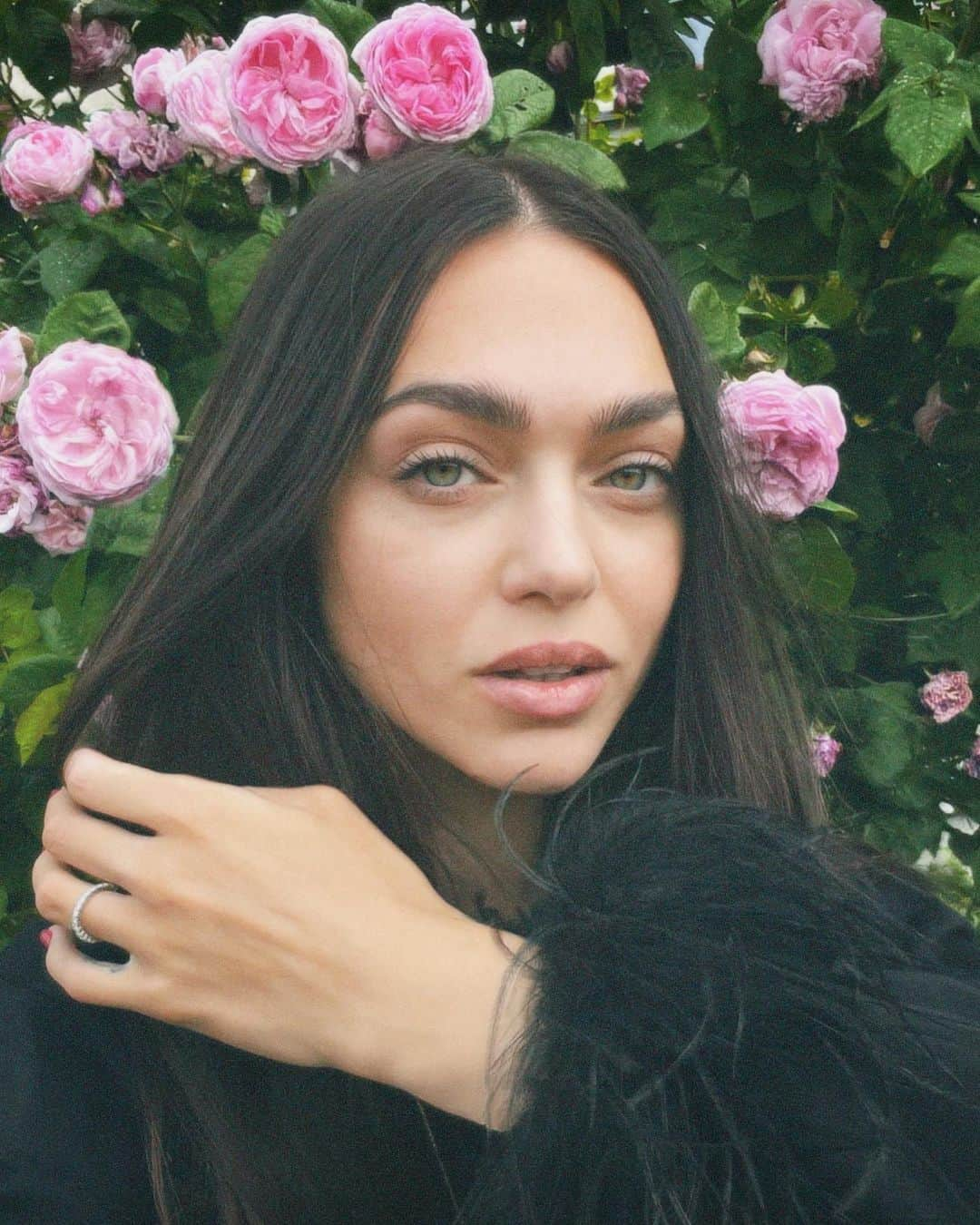 Zhenya Katavaのインスタグラム：「Карусель 🩷 как я ходила WB забирать и шикарный фон нашла 🌹」