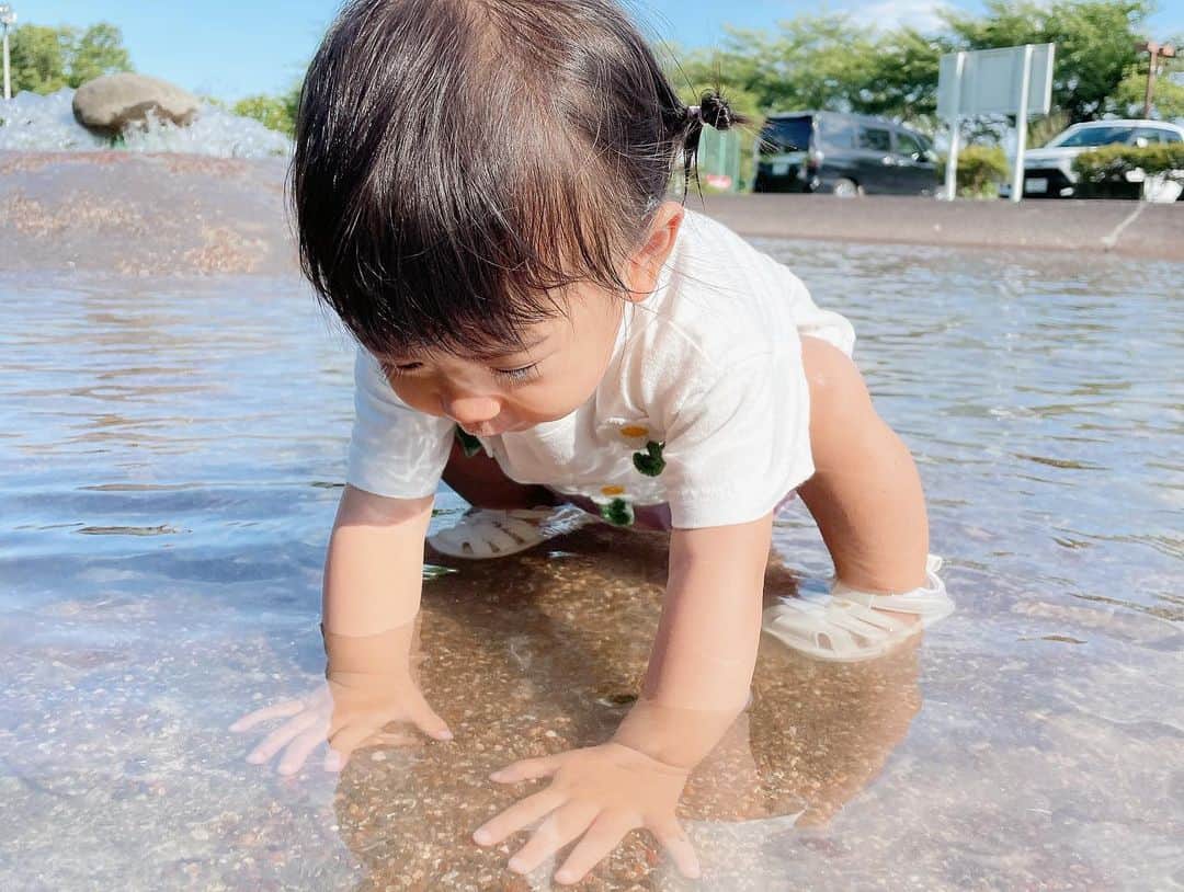 矢端名結さんのインスタグラム写真 - (矢端名結Instagram)「娘も私も水遊びデビュー✨ 今までは暑い日になると取材で水遊びをしている子供のところに出動してインタビューをしていましたが、自分も子供を連れて行く立場になったと不思議な気持ちでした✨  私も全身ビシャビシャになってとっても楽しみましたー🍉  #週末 #水遊び #暑い日 #公園」6月16日 18時05分 - miyu_yabata