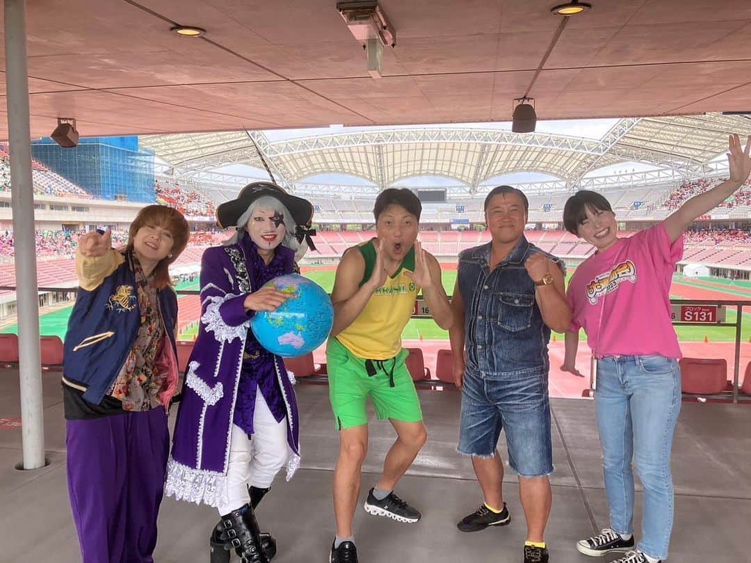 スギちゃんのインスタグラム：「NSGカレッジリーグ大運動会2023 IN BIGSWANに参加してきたぜぇ とんでもない運動会だったぜぇ ゲストが 中澤佑二 尼神インター スギちゃん ゴー☆ジャス サバンナ八木 QUEENDOM じゅんいちダビッドソン エルフ ジョイマン 土佐兄弟 でネタやったところがこんなに遠くだぜぇ 生徒さんと写真楽しかったぜ」