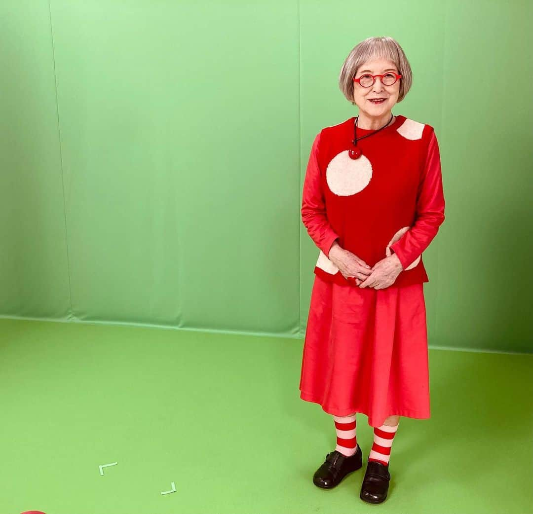 角野栄子さんのインスタグラム写真 - (角野栄子Instagram)「今回で３０１投稿目でした！ なぜ前回、３００回の時に報告しなかったかと言うと、この１という数字は、まだまだ頑張りますぞ、また始まりですよ！　って気持ちを言いたかったのです。 皆様のおかげです。沢山コメントいただいて、一声ごとに、若く元気でいようと思いました。本当にアリガトウ。 今日は満月がいっぱい付いているベストを着てみました。 明るく、明るく、行きましょう！ちょっと嬉しさでメガネがずれました。  This was my 301st post!  The reason that I didn’t tell you at the 300th, for me, the number “1” is more important.  This is my new start and it goes on!  Thanks to your all comments, I feel that you give me the power. Thank you so much!  My vest that I’m wearing today, is of many full moons. Let’s be bright and cheerful!  My glasses are misaligned in my excitement.  #魔女の宅急便 #カラフルな魔女 #靴下コーデ #ベストコーデ #70代ファッション #80代ファッション #インスタ #kikisdeliveryservice #over80style #sockstyle #colorfulstyle」6月16日 18時15分 - eiko.kadono