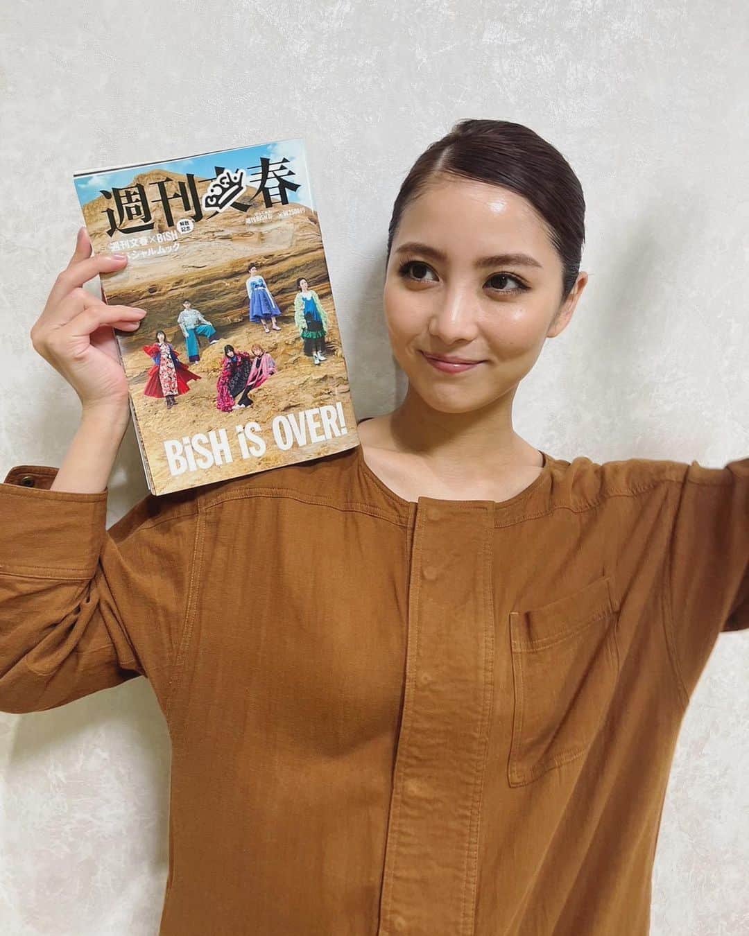 のインスタグラム：「6月9日に発売された「#週刊BiSH春（びっしゅん）」内の企画"BiSH愛を語ろう！"にて、インタビューを掲載していただいています🪐 BiSHに出会って清掃員になってからのこと、ライブに足を運ぶ度に大きな大きなパワーをもらっていたこと、stereo futureを聴けばランニングが無限に頑張れちゃうこと、気付けば私の日常に、当たり前にBiSHが存在していたこと。 そして、今月6月29日をもってBiSHは解散すること。 たくさんのBiSHとの思い出を振り返りながら、私のBiSHへの愛を思いっきり語らせていただきました。 ほんの少しでも、このような形でBiSHの最後に携わることができて本当に嬉しいです。光栄です。。 週刊BiSH春を読み終えた今、彼女たちに伝えたいことはやっぱりありったけの「ありがとう」しかありません！ 最後の最後まで魂を燃やして駆け抜けていくBiSH❤️‍🔥 解散まであと2週間、、まだまだついていきます！！！！ #BiSH #清掃員」