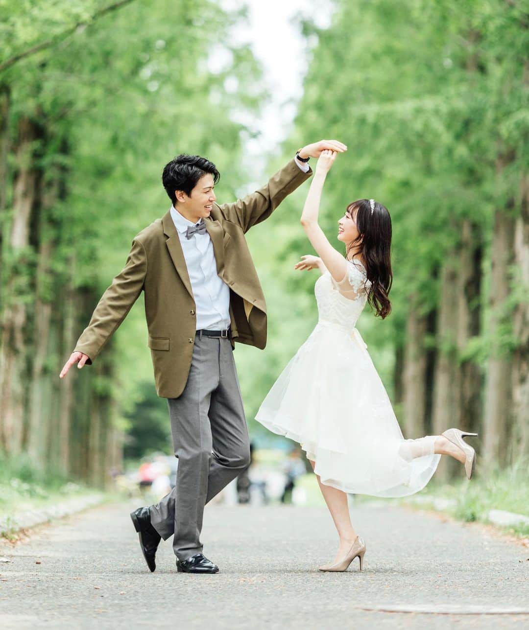 のインスタグラム：「🕺💃  #前撮り #前撮りポーズ #前撮りヘア #ウェディング #ウェディングフォト #撮影 #ブライダル #ブライダルフォト #鶴見緑地」