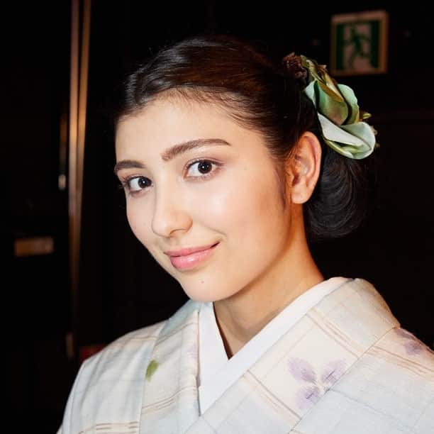 のインスタグラム：「Fashion Cantata from KYOTO 2023 [きらめく私に、恋をする。]  カンタータ和装部会 Hair led by Yumiko Kamada @yumiko.kamada Makeup led by Kumiko Kurogi @kumiko_kurogi  #ファッションカンタータ #カンタータ和装部会 #京都工芸美術作家協会 #fashioncantata #fashioncantata2023 #京都劇場 #kimonobeauty #クレドポーボーテ  #yumikokamada #kumikokurogi #和装ヘアメイク #鎌田由美子 #黒木久美子 #shiseidohma」