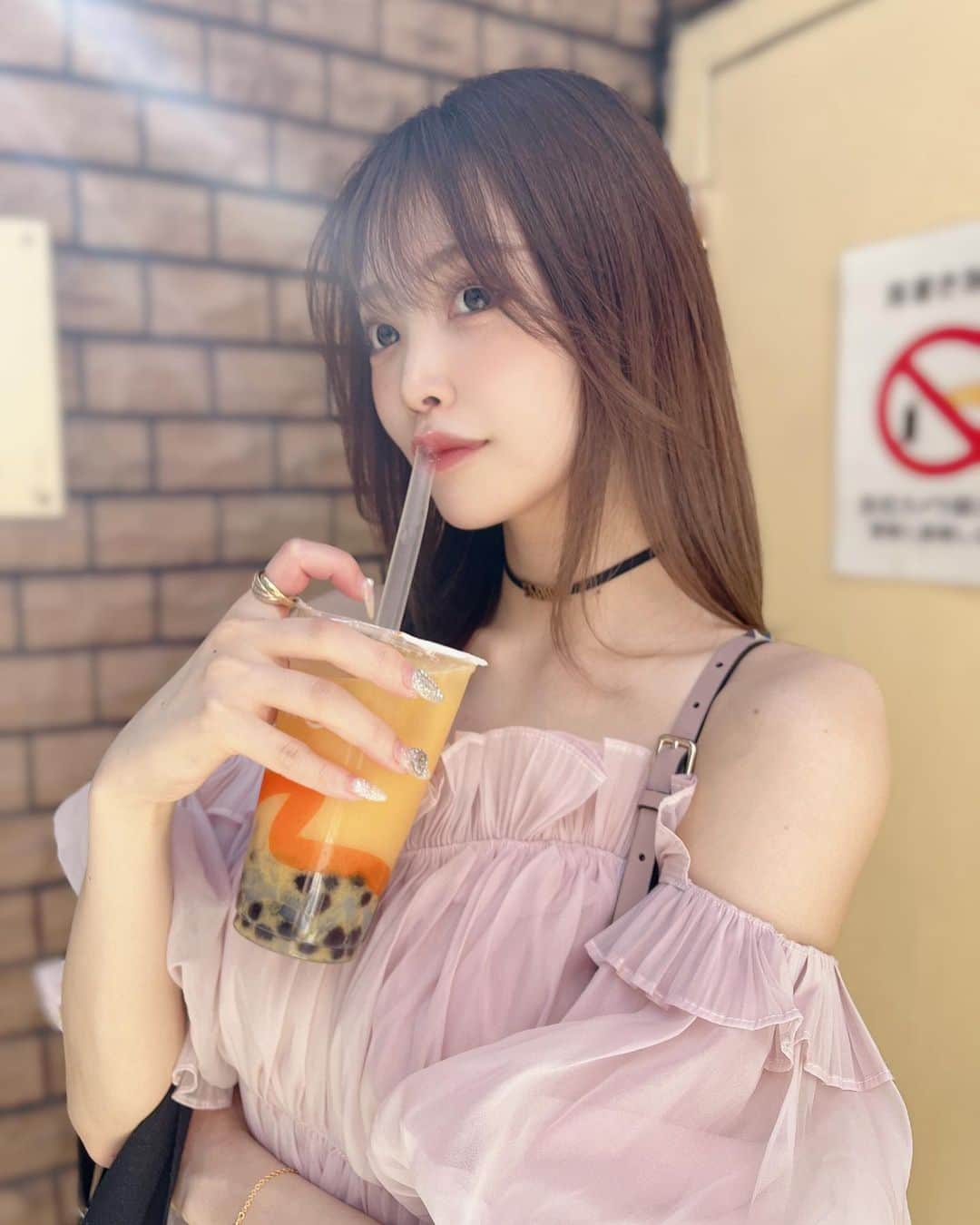鳥海絢菜のインスタグラム：「・ 今日暑くてタピオカ飲んじゃった〜💧 久しぶりにママとお出かけしたんだけど一緒に飲んだよ♡ ・ ・ ・ トップスは @snidel_official の限定色🧴 薄めの色のジーンズと合わせたよ🫧 ・ ・  #snidel #ootd #fashion #summer #korea #shibuya #韓国 #オフショル #ファッション #イエベ春」