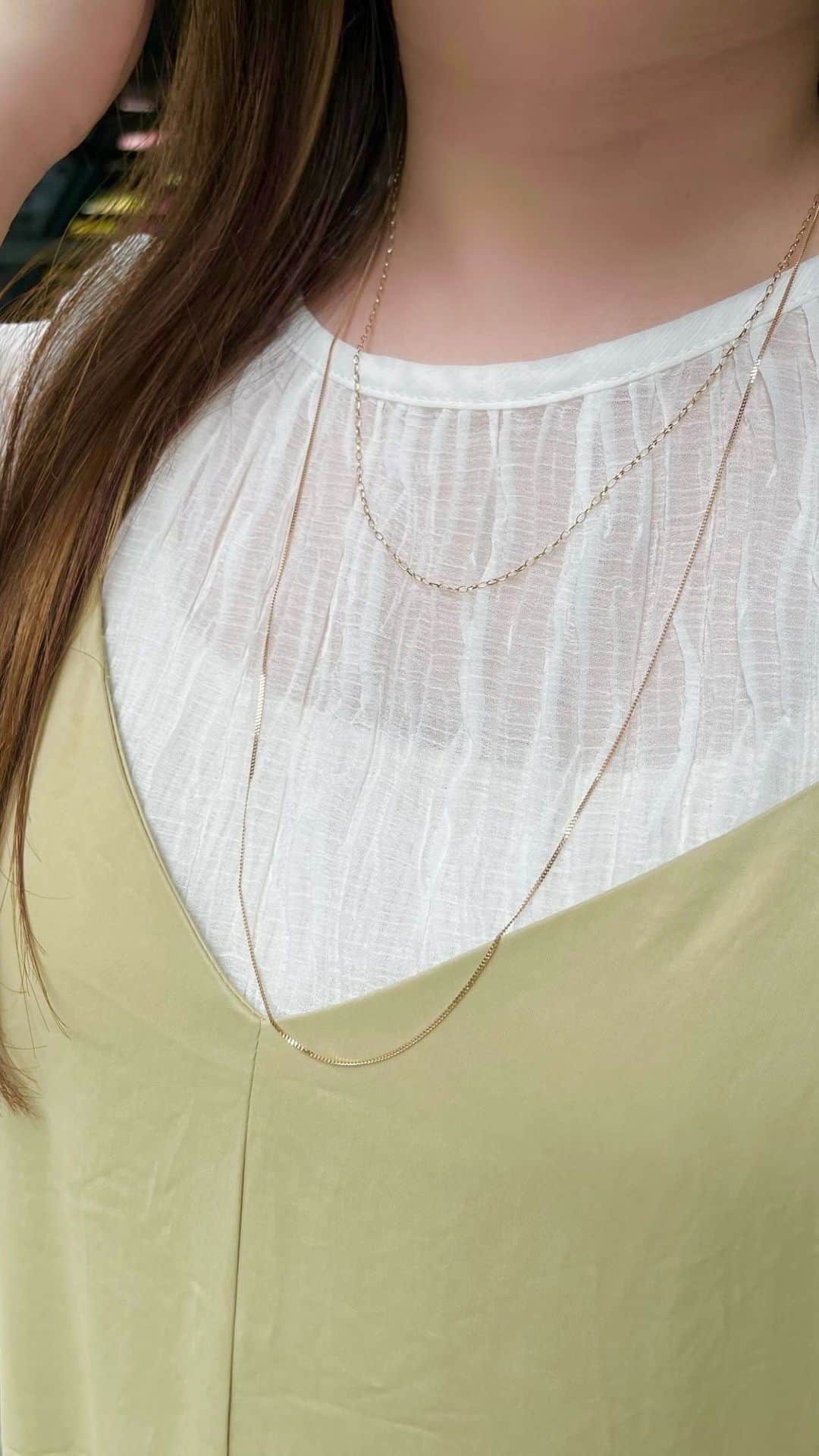 のインスタグラム：「【Necklace size】 ネックレスの長さはなかなか着用のイメージがつきにくいですが、今回は長さ別でご紹介いたします✨  動画では38cm、50cm、70cmの長さで着用しております💁‍♀️ また、それぞれチャームをつけた時、つけない時での着用感も変わりますので参考にしてみてくださいね🪄  #nojess #accessories #jewelry #ring #pierce #necklace #ノジェス #アクセサリー #ジュエリー #ネックレス #マイノジェス #ギフト #プレゼント #ご褒美ジュエリー #華奢ジュエリー #ジュエリーコーディネート #ネックレスコーディネート #ゴールドジュエリー」