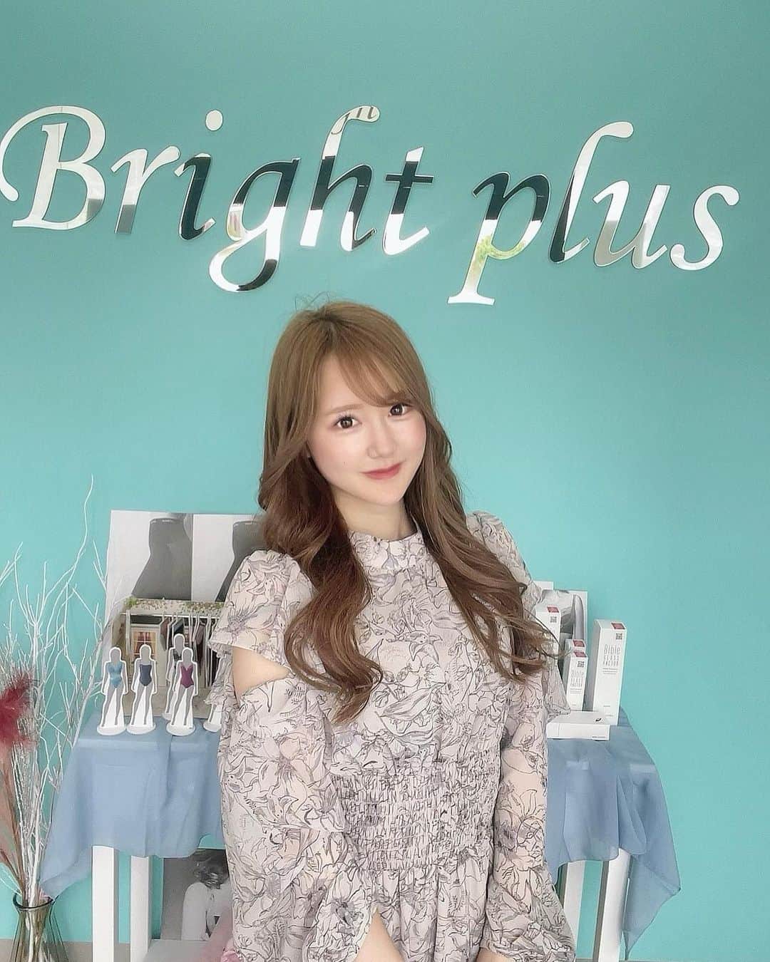 あだちまみのインスタグラム：「. ブライトプラス💆‍♀️さん @brightplus71   へ行ってきたよ〜🥹🫧 店内もTiffanyブルーで とっても可愛い...🥹💙  気になってた水玉リフティング してもらいました♡🫧  終わった後のお肌がフワッフワ すぎて感動😂🫧✨  姫路だとエステでこれ受けれるのはこちらのお店だけ！🙋  心斎橋店にも姉妹店があるよん🤭  やっぱ定期的なケアで お肌は生まれ変わる💆‍♀️❤️ よかったら行ってみてね☺️✨  #姫路エステ#エステ#大阪エステ #水玉リフティング #ポートレート#撮影 #撮影モデル#関西被写体#インフルエンサー #ビジネス#副業#事業#女性企業#美容 #ビジョビ#ビジョスタ#女性経営者」