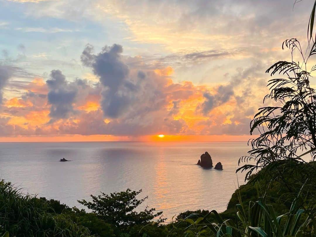 尾花貴絵さんのインスタグラム写真 - (尾花貴絵Instagram)「🌅 . 水平線の先に消える太陽…。  流れる雲や漂う空気で変化する景色に うっとりでした🥹🥹✨ #ロケの思い出  . . #landscapes #view #beautiful #bestphotos #romantic」6月16日 18時22分 - kie_obana_