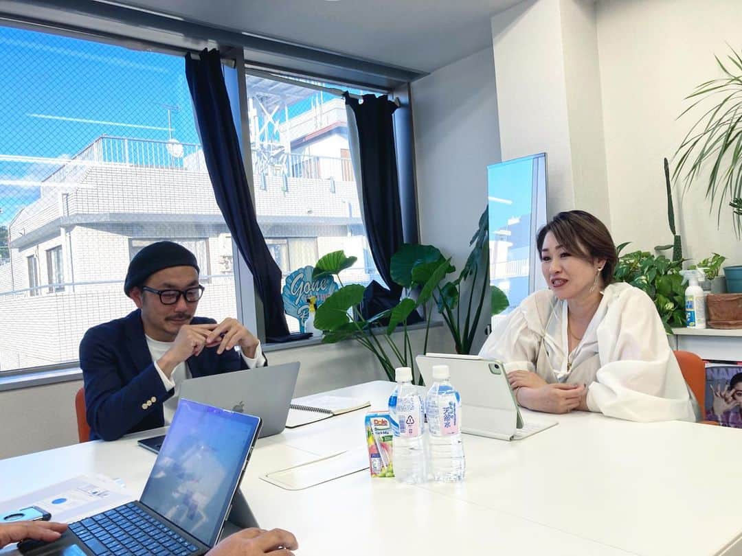 宇田川大輔のインスタグラム：「本日の職場。大注目！アイブロウのオンラインサロンの時期シーズンが始まります！ #アイブロウ #アイブロウオンラインサロン #会議中」