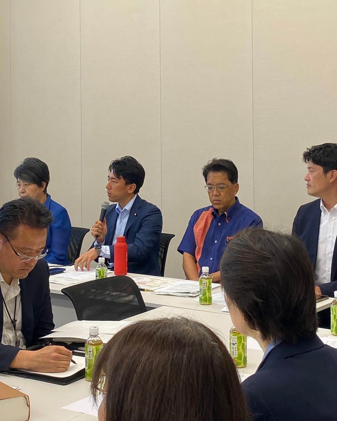 のインスタグラム：「今日は今国会中最後の「犯罪被害者等施策の検証・推進議連」の総会を開催しました。  来週で通常国会は閉会予定ですが、今国会の会期中に犯罪被害者支援策は大きく前進させることができました。  自民党のプロジェクトチームでまとめた提言を、総理が議長の推進会議の決定にすることができ、このことで、犯罪被害者への経済的支援の抜本強化に政府が1年以内に結論を出し、動き出すことになります。  給付額の最低ライン320万円を1,000万円代に引き上げること（もちろん、これは最終ゴールではありません。まず、来年度に実施できるようにスピードを重視した第一弾目標です）。  被害者に寄り添い様々な支援を行う新たな仕組みである「被害者支援弁護士制度」の実現に向け法改正の内容を固めていくこと。  政府内の取りまとめを担う警察庁の司令塔体制の強化を進めること。  これら提言の主要なポイントが政府の取り組みになっていきます。  大きな政策の前進ができたのは、仲間の議員の熱量と、それに応えてくれた役所の努力のおかげですが、何よりも、勇気を出して声をあげて下さった当事者の方々の行動のおかげです。これからも犯罪被害者支援のための政策を一つ一つ前に進めていきますので、引き続き多くの方に関心を持って頂けたらと思います。  #犯罪被害者支援 #新あすの会  #被害者支援弁護士制度 #法改正」