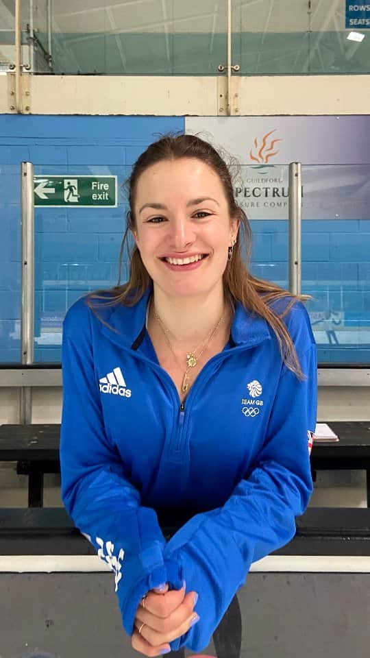 クリスティン・スポウルスのインスタグラム：「Muscle Memory 💪⛸️  @kristen_spours @iceskatingjewellery  #iceskatingjewellery #teamiceskatingjewellery #goldiceskatingnecklace #brandambassador #kristenspours  #britishiceskating #teamgb #jewelleryforfigureskaters #figureskating #icerink #musclememory」