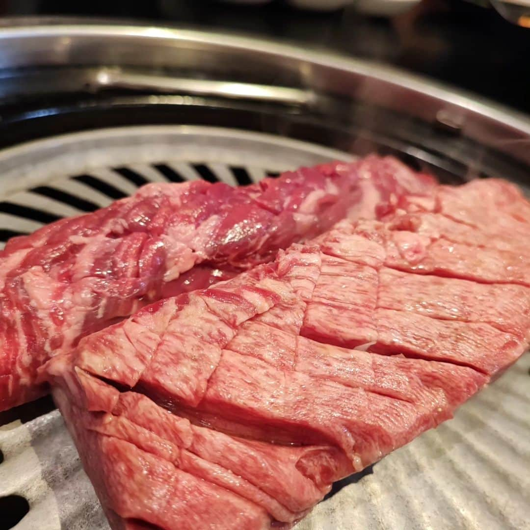 烏川耕一のインスタグラム：「昨日の晩飯🍴  やっぱ一撃は美味いな😍  最初のたんとハラミの塊も美味いけど、カレー食べに来てるとこもあるよな😅  #烏川耕一　#よしもと新喜劇　#ひょっとこ　#晩飯　#一撃　#焼肉　#カレー」