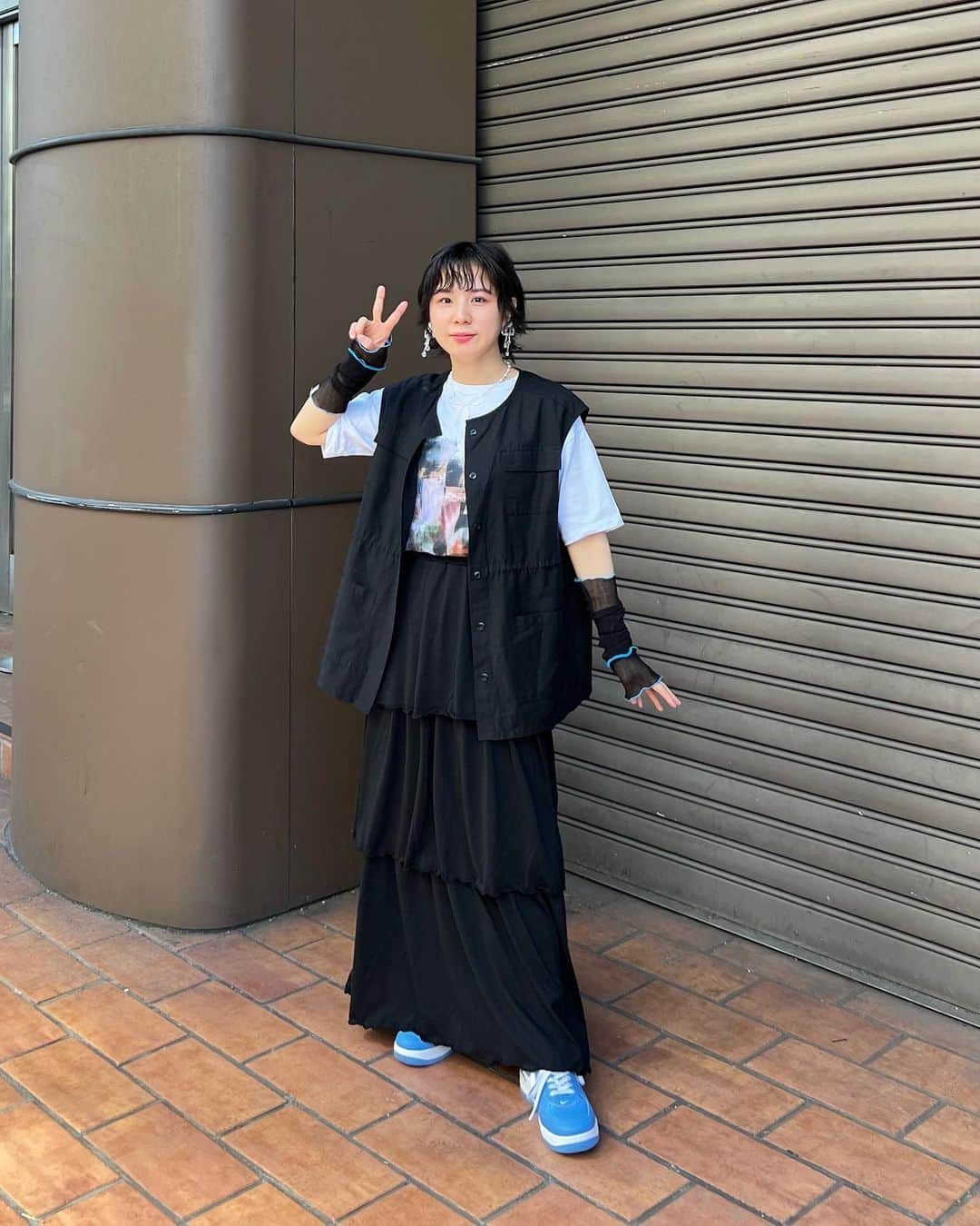 光永のインスタグラム：「今日はブラックにサックスブルーの差し色コーデ🖤🩵 伸びの良い楽ちんロングスカートとアームウォーマーのメロー感を合わせました⭕️ イヤリング&ネックレスはリボンな日🎀 ㅤㅤㅤㅤㅤㅤㅤㅤㅤㅤㅤㅤ Tシャツ：so_c_hu スカート：#kutir ベスト：#auntierosaholiday  スニーカー：#nike アームウォーマー：#controlfreak  イヤリング：#chouchoumarina  ネックレス：#topazz ㅤㅤㅤㅤㅤㅤㅤㅤㅤㅤㅤㅤ #ootd #初夏コーデ #ブラックコーデ #骨格ナチュラルコーデ #ブルベ冬コーデ #レイヤードコーデ」