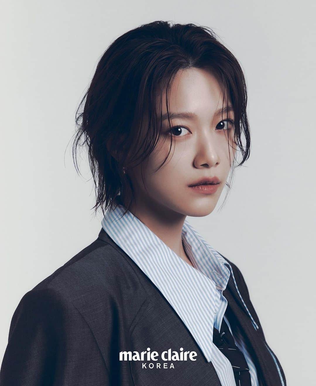 イ・ジュウのインスタグラム：「🖤  -  Editor 김지혜(@jihye_odelia_kim) Photography 이준경 (@leeejunkyoung) sty ing 이다슬(@d_uum) Make-up 노한결(@___nomakeup) Hair 김지원(@zz11_)」