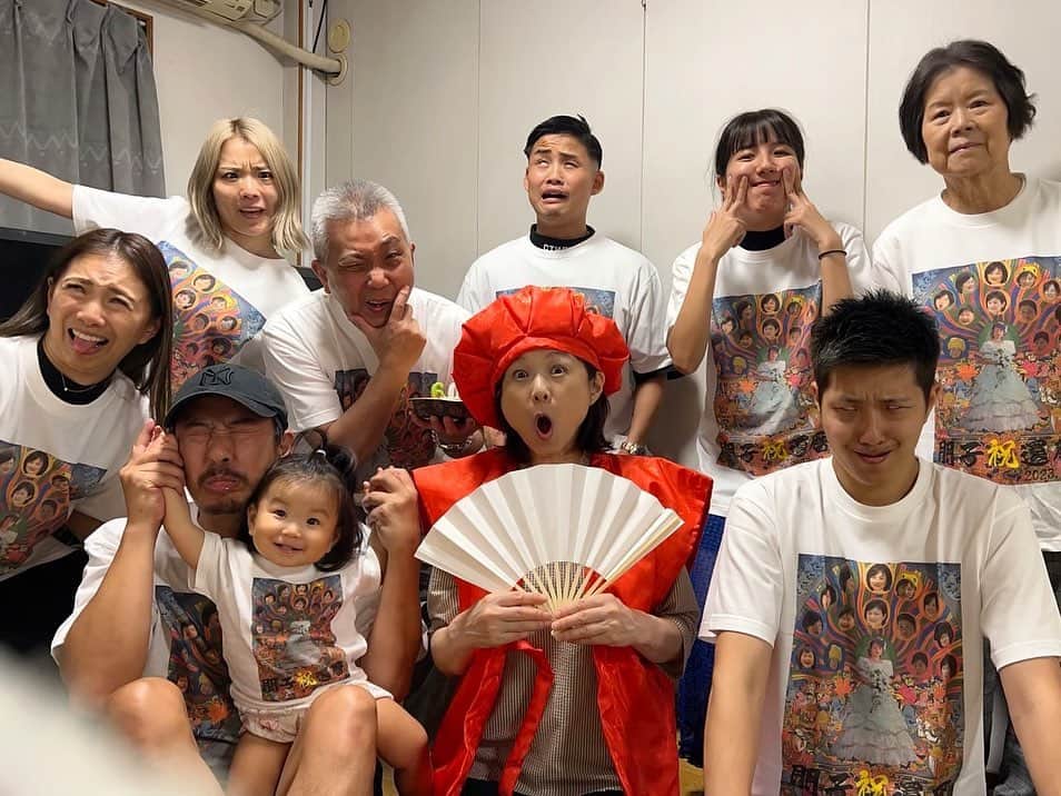 あきまっくすのインスタグラム：「祝！お母さん還暦🌼 お姉ちゃんデザインの還暦記念Tシャツでお祝いしました🎉❤️ . これからもお母さんらしく元気で突き抜けて楽しんでください🙏🏽❤️ いつもありがとう😌💕 . . . #還暦祝い  #クセ強Tシャツ #嫁ちゃん旦那くん達いつもお付き合いありがとうございます😂」