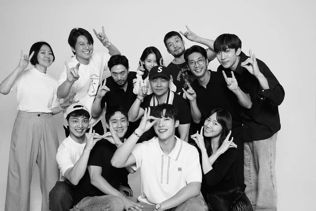 リュ・スヨンのインスタグラム：「. 드디어 세계1위! #사냥개들 #넷플릭스  #bloodhound  #NETFLIX #the world's No. 1 viewer rating  #김주환감독 #우도환 #이상이  #최영준 #조완기 #홍준영」