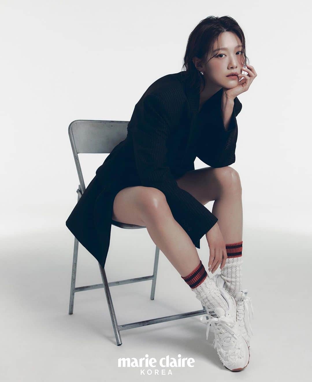 イ・ジュウのインスタグラム：「💙  -  Editor 김지혜(@jihye_odelia_kim) Photography 이준경 (@leeejunkyoung) sty ing 이다슬(@d_uum) Make-up 노한결(@___nomakeup) Hair 김지원(@zz11_)」
