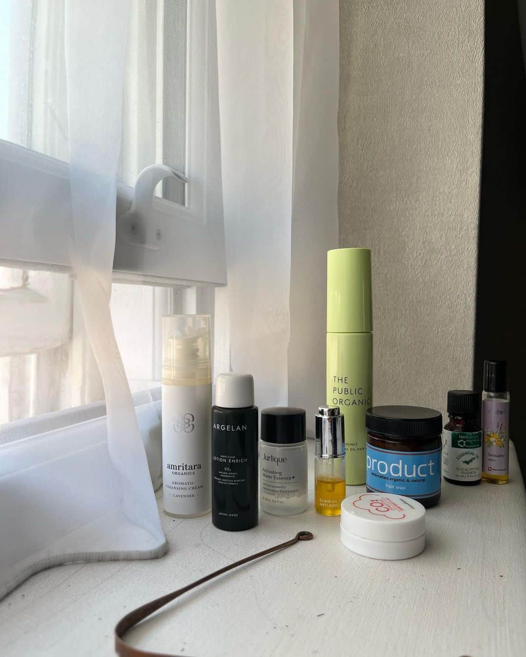 福本敦子のインスタグラム：「Copenhagen🇩🇰➕London🇬🇧 #敦子スメ  旅のコスメセレクト、荷物は少なくちゃんと気候とタイミングに合ってまとまってるとお、いいじゃん私❣️ってなる😂本当はプロなんだけどそれの。 . 🟡以下選んだ理由とともにお楽しみください💁‍♀️ 左から @amritara_official クレンジング 旅行の時、飛行機や環境の変化で肌が乾燥しごわつきやすくなる。このクレンジングは肌を柔らかくしてしっとり保湿する！何よりテクスチュアがいい。飛行機乗る前は保湿目的でマッサージしながら使い、拭き取る。 . @argelanofficial &  @jurlique_jp  化粧水がふたつある理由🟰染み込んでふわふわに潤わせるやつ（アルジェラン）と、 ちょっと収斂作用があって 外側からのダメージにも対応するやつ（ジュリーク）の二刀流があると安心かな…と思っていたら本当にそうだった。毛穴開いたかな、と思ったらジュリーク、カサカサして何か足りないと思ったらアルジェランをチョイス。 . @shigeta_japan  オイルは品質高くて持ち運びしやすいものがあると超便利。前から好きなこのオイルは、北欧の紫外線ダメージの後にも安心感があった✨ . （手前） @cosmekitchen のケースに、 @chantacharm_official の日焼け止めを入れて持っていった☀️しっかりめのテクスチュアだし、肌を落ち着かせる系の保湿成分が多めに入った日焼け止めだからいつもと違う環境のところでも安心☺ 紫外線をケアするだけじゃなくて同時に炎症対策もしたいから、鎮静作用のある植物成分入ってるとなおうれしい。 . @theproduct.jp サイズちょうどいいのと、テクスチュアへの信頼感（少し前のライブが残ってるから気になる人は見てみて）バッグにボン❣️と突っ込める気軽さ☺️ @thepublicorganicofficial  細めのヘアオイル！だけどボディオイルにもたまに使ってた、、！このグリーンの色は免疫の上がる香りのシリーズなんだけどやっぱり旅は体力勝負だから香りの力も借りてました✊ . 右のふたつはバッグに入れてたロールオンと、お風呂に入れてたユーカリの精油🌱こちらも体力勝負の旅のセルフメンテナンス用 @nahrin_japan →耳周りのマッサージなどに使ってた👂」
