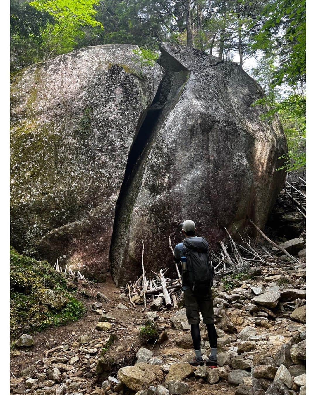 青山草太さんのインスタグラム写真 - (青山草太Instagram)「友達と一緒に 日本百名山・瑞牆山を登山。  いつもの低山・超低山とはちょっと違った風景や感じをお楽しみ下さい^_^  今度はロッククライミングと絡めて行きたいなー。  https://youtu.be/l9P92McWBqg  #青山草太#sotaaoyama #登山#トレッキング#trekking #日本百名山#瑞牆山 #山梨県#yamanashi  #絶景#巨岩 #ユーチューブ#youtube」6月16日 9時43分 - sotaaoyama