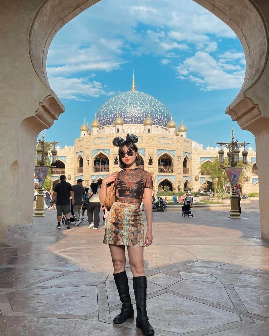 中里亜美のインスタグラム：「サプライズディズニー🌞🌛 毎日一緒にいるから隠すの大変でした😂🤎⭐️  #disneysea #ディズニーシー #サプライズバースデー  #happybirthday  #lads」