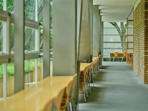 Meiji Gakuin/明治学院大学/明学さんのインスタグラム写真 - (Meiji Gakuin/明治学院大学/明学Instagram)「白金キャンパスの椅子・ベンチを集めてみました📷 いろいろなデザインのものがありますね。  1枚目：パレットゾーン1階 2枚目：ヴォーリズ広場 3枚目：本館横ベンチ 4枚目：本館2階　正門側入り口  友人との歓談やほっと一息つく場所として実は欠かせない存在です。 座り心地も確認してみてくださいね。  今週もおつかれさまでした😊  #明治学院大学 #白金キャンパス #白金 #春学期 #春学期もがんばろう #明学 #明治学院 #明学人 #勉強 #大学 #授業 #明学生 #メイガク #明学ライフ #大学生活 #キャンパスライフ #mgu #椅子 #ベンチ #meijigakuinuniversity #meijigakuin #meigaku #photography #photographer」6月16日 15時00分 - mguniv
