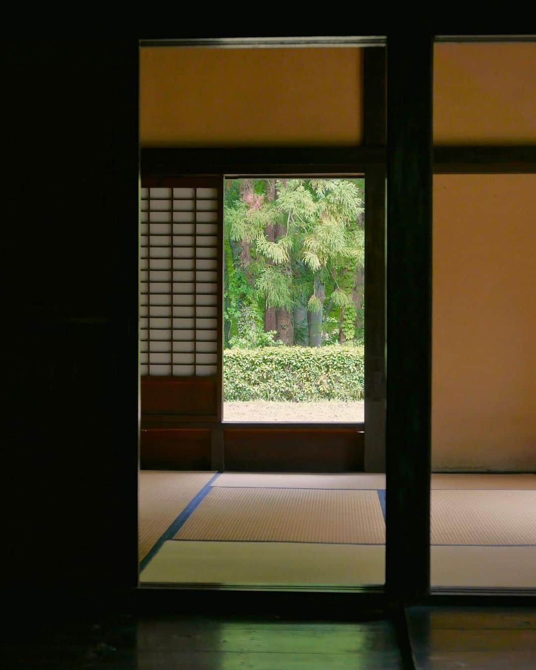 Rediscover Fukushimaのインスタグラム：「Architecture and history enthusiasts can easily spend an entire afternoon exploring Minka-en (民家園) in Fukushima City, a charming garden with traditional Japanese minka buildings! 🛖🌿  We have just published an in-depth post on our website about this lovely architectural garden located only 2.5 hours away from Tokyo Station and entirely reachable by public transportation.  Immerse yourself in the lifestyle and history of rural Japan while strolling through a peaceful garden that looks charming in every season. 🌸🍂❄️  Oh, and cats can often be found napping under the sunshine around the area! 🐈💕  👉 This is a great place for visitors who would like to see thatched roof houses but only have a few hours to spare from Fukushima Station (it is located approx. 30 min. from the station by local bus).   From irori sunken fireplaces to tatami mats and shoji panels, you’re bound to fall in love with every detail that makes traditional Japanese architecture unique.  If you’d like to see more of this place, be sure to watch our recent livestream on Facebook! 🥰  What is your favorite place to see kominka in Fukushima? Let us know in the comments, and don’t forget to save this post for your next visit to Fukushima City’s Minka-en Open Air Museum! 🔖✨  #fukushima #visitfukushima #minkaen #fukushimaminkaen #minka #kominka #japanesearchitecture #architecturelovers #japantravel #japantrip #visitjapanjp #visitjapanau #visitjapanes #visitjapanus #visitjapantw #tohoku #photooftheday #photography #naturephotography #beautiful #beautifulplaces #japaneseinterior #japanesedesign #japanese #japanrailpass #tohokujrpass #asiadestinations #beautifuldestinations」