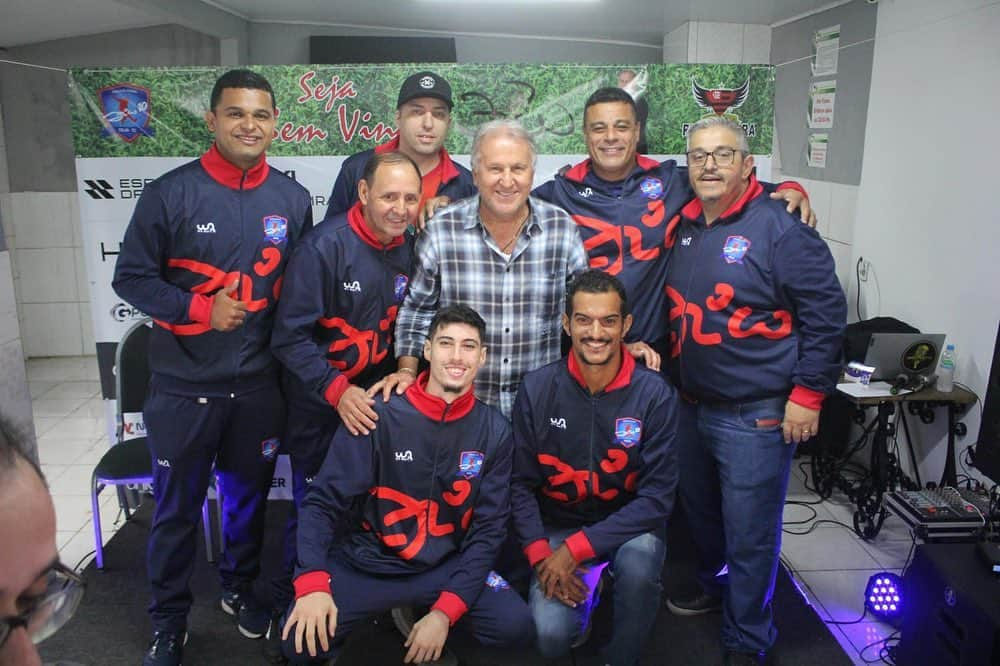 ジーコさんのインスタグラム写真 - (ジーコInstagram)「Que carinho e que receptividade por parte de todos em Itajaí - Santa Catarina. Visita a Escola de Futebol @zico10itajai , muito bem comandada pelo meu amigo Jean. Obrigado aos Pais, Responsáveis , Professores, Alunos , Parceiros. Uma tarde maravilhosa. Vamos em frente」6月16日 9時52分 - zico