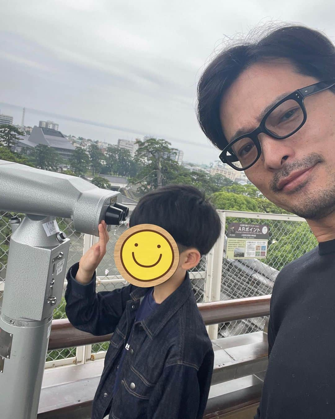 前川泰之さんのインスタグラム写真 - (前川泰之Instagram)「平日休みだった長男12歳とドライブへ。  うちの3姉弟の中で1番繊細で、ちょっと気難しい彼。で、インドア派(お家大好き)。 放っておくといくらでも家の中で過ごしてしまうので、僕がいる時はあの手この手で連れ出します😏  で、いくつか選択肢を挙げた中で、彼が選んだ小田原城へ。 凄く小さい時に行ったけどあまり覚えてはいなかったようで。  でもこの日は行く車内からご機嫌。 なぜなら6歳の弟が幼稚園で居ないから。6歳も離れてると『じゃあ、可愛がるでしょ？』なんてよく言われますが、まぁもちろん良い時もあるけれど、、 でも静かに秩序を保って暮らしたい長男君には、いつも『お兄ちゃん！お兄ちゃん！』と付き纏う弟は残念ながら煙たい存在のようで。。  ま、自分の機嫌の良い時だけ楽しく遊んで、言う事を聞かないとすぐ機嫌悪くなって『あっち行け！』て言う自己中なお兄ちゃんも、お喋りで日に100回近く『ねぇお兄ちゃん、これなーに？ねぇお兄ちゃん、あれやってー』て言う愛情過多の弟、、どっちもどっちなんだけどね😅  なので、やっぱりパパと二人きりの時間は大事なのね。 本を読むのが好きな彼は大人も驚くぐらいの知識があって(ミリタリー、武具、など偏りはあるが💦)、城の作りやら、仕掛けやら興味を持って良く観察し、色々話してくれました。 小さい時はもっとゆっくり見ればいいのに、、と思うぐらい何でもサッと通り過ぎてたのに、今回は何でも興味持ってゆっくり見てたなぁ。成長してんのね😌  いつもはすぐ『帰ろう』とか言うけど、この日は『じゃあ先にお昼食べて、その後あそこ見に行こうか』とか、ランチもいつもは『分からない』とか言うのに『俺はこれにしようかな。でも、この小田原丼てどんなか見てみたいからパパこれにして😏』とかそんな会話も。かなり地味な見た目のメニューに『ええー！パパこれ？！』とか言いながらも長男のそんな好奇心が嬉しくて『いいよ、パパそれにするわ』と頼んでみたり。 それが5枚目の写真だけど。これが美味しくてね✨😋大正解！ 長男も味見して『美味しい！』となり、二人して『地味とか思ってごめんなさい』と言いながら頂きました🙏🏻  そんなこんなで父と子の楽しい社会科見学は終わりました。 少し前までは何処か連れてっても帰りに機嫌悪くなって、『あーあ、今日はイイ事なかった』とか『もっと早く帰りたかったなー』とか言って、僕も『もう絶対どこも連れて行かない！😠』なんて事も多々ありましたが、本人はストレスを抱えやすいようで、それさえ無ければ本当に素直で楽しく過ごせるから、日頃のストレスをなるべく減らしてあげなきゃなぁと思ったり。  やっぱり幼稚園ぐらいの子がいると(特にウチのはお喋りだし)、引っ掻き回されちゃうから、長男としては落ち着かないみたいで。 二人でいたらこんなに穏やかで素直なんだなぁ、と改めてパパも感じる事が出来て良い1日になりました✨✨  子供3人いるし、いつも家族5人でごちゃごちゃっと行動するから、もちろんそれはそれでワイワイ楽しいけど、子供達もやっぱり親を独り占めしたいもんね。話たい事も色々あるしね。  ほんとパパも勉強になります😌  紫陽花、見頃で綺麗でしたよー✨✨  #子育てパパ　#息子と　#父と子　#小田原城　#あじさい祭り　#ドライブ #長くなったけど #この日感じた事を #整理したくて #文章化してみた」6月16日 10時06分 - maekawa_yasuyuki_official