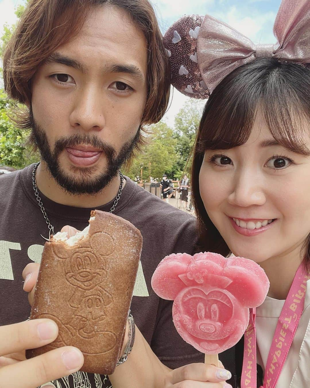 西木恵美里さんのインスタグラム写真 - (西木恵美里Instagram)「2023.6.15  お誕生日を迎えました🎂 少し前に夫のお休みがあったので、お出かけね！と言われていたのですが、行き先は秘密で… 着いた先はディズニーでした😍💓 車で行ってたのですが、土地勘ないし標識も見てないしで、ホテルの看板🪧まで気づかなかった！！笑  アンバサダーホテルのお部屋に着くとケーキとお花🌹 翌朝にはシェフミッキーも🐭🍳 生まれて初めて&夢のシェフミッキーに年甲斐もなく大はしゃぎでした😆 お休みのスケジュール出るのが前月末だから前もって予約できないので、キャンセル待ちポチポチめちゃくちゃ頑張ってくれたそう、、🥲ありがとうすぎ🥲🥲優しい🥲🥲  40周年のお祝いムード満載のランドで朝から夜まで遊び尽くして、パレードもショーも観られて最高のお誕生日になりました🥳🥳 美女と野獣のアトラクションはじめて行けて、感動した〜🥺 人生で1番「お誕生日おめでとう」って言ってもらった日になりました🥰  きのうは31のアイスケーキ買ってきてくれた🤭文字ヤバ  メッセージくれた方もありがとうございました🥲💓💓 夫のサポーターの方がTwitterでもたくさんリプくださって、あたたかさに感激、、いまからお返事します⭐️ ※Twitterに他の写真も載せてるのでみてね❤️」6月16日 10時10分 - kamiyaemily