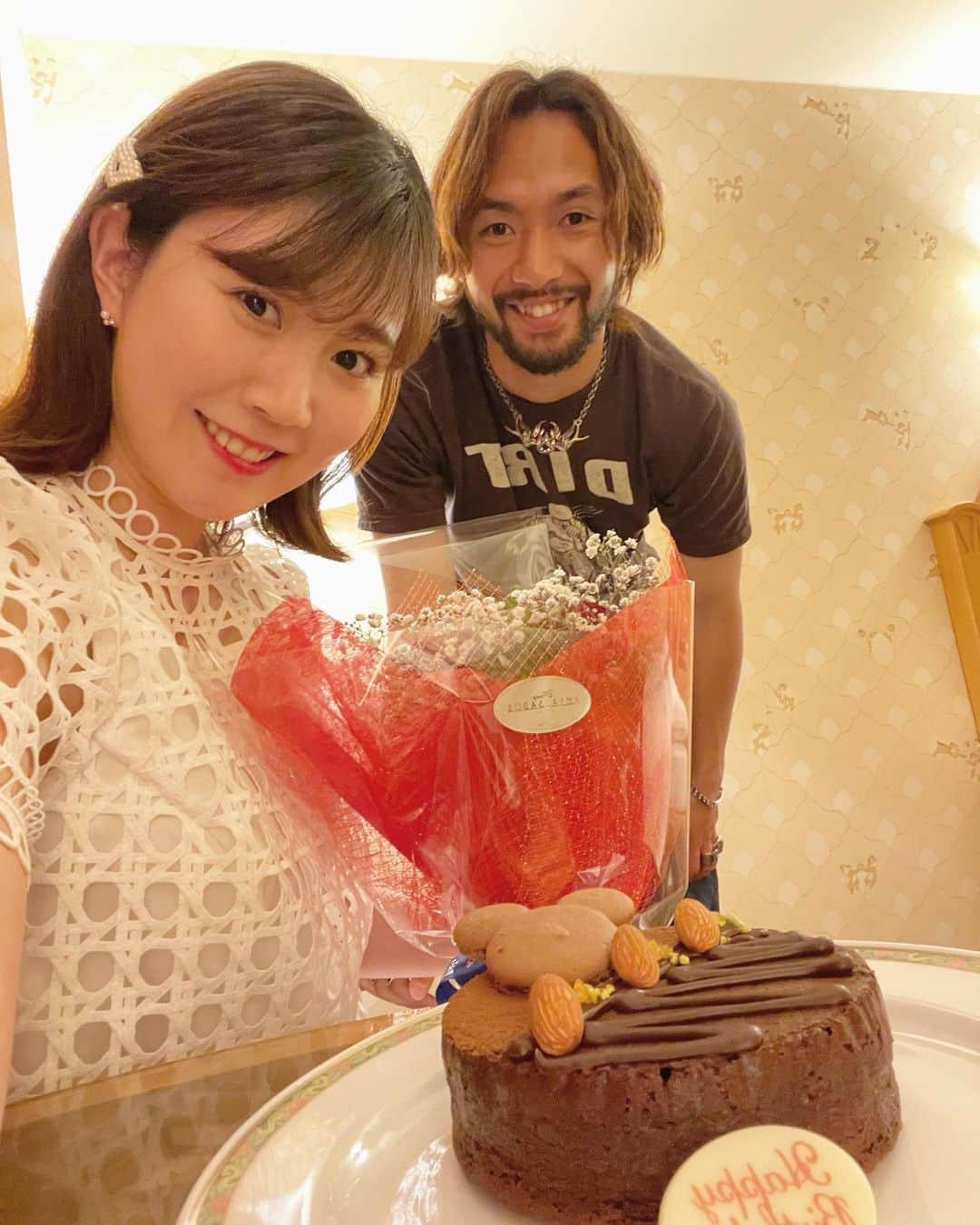 西木恵美里のインスタグラム：「2023.6.15  お誕生日を迎えました🎂 少し前に夫のお休みがあったので、お出かけね！と言われていたのですが、行き先は秘密で… 着いた先はディズニーでした😍💓 車で行ってたのですが、土地勘ないし標識も見てないしで、ホテルの看板🪧まで気づかなかった！！笑  アンバサダーホテルのお部屋に着くとケーキとお花🌹 翌朝にはシェフミッキーも🐭🍳 生まれて初めて&夢のシェフミッキーに年甲斐もなく大はしゃぎでした😆 お休みのスケジュール出るのが前月末だから前もって予約できないので、キャンセル待ちポチポチめちゃくちゃ頑張ってくれたそう、、🥲ありがとうすぎ🥲🥲優しい🥲🥲  40周年のお祝いムード満載のランドで朝から夜まで遊び尽くして、パレードもショーも観られて最高のお誕生日になりました🥳🥳 美女と野獣のアトラクションはじめて行けて、感動した〜🥺 人生で1番「お誕生日おめでとう」って言ってもらった日になりました🥰  きのうは31のアイスケーキ買ってきてくれた🤭文字ヤバ  メッセージくれた方もありがとうございました🥲💓💓 夫のサポーターの方がTwitterでもたくさんリプくださって、あたたかさに感激、、いまからお返事します⭐️ ※Twitterに他の写真も載せてるのでみてね❤️」