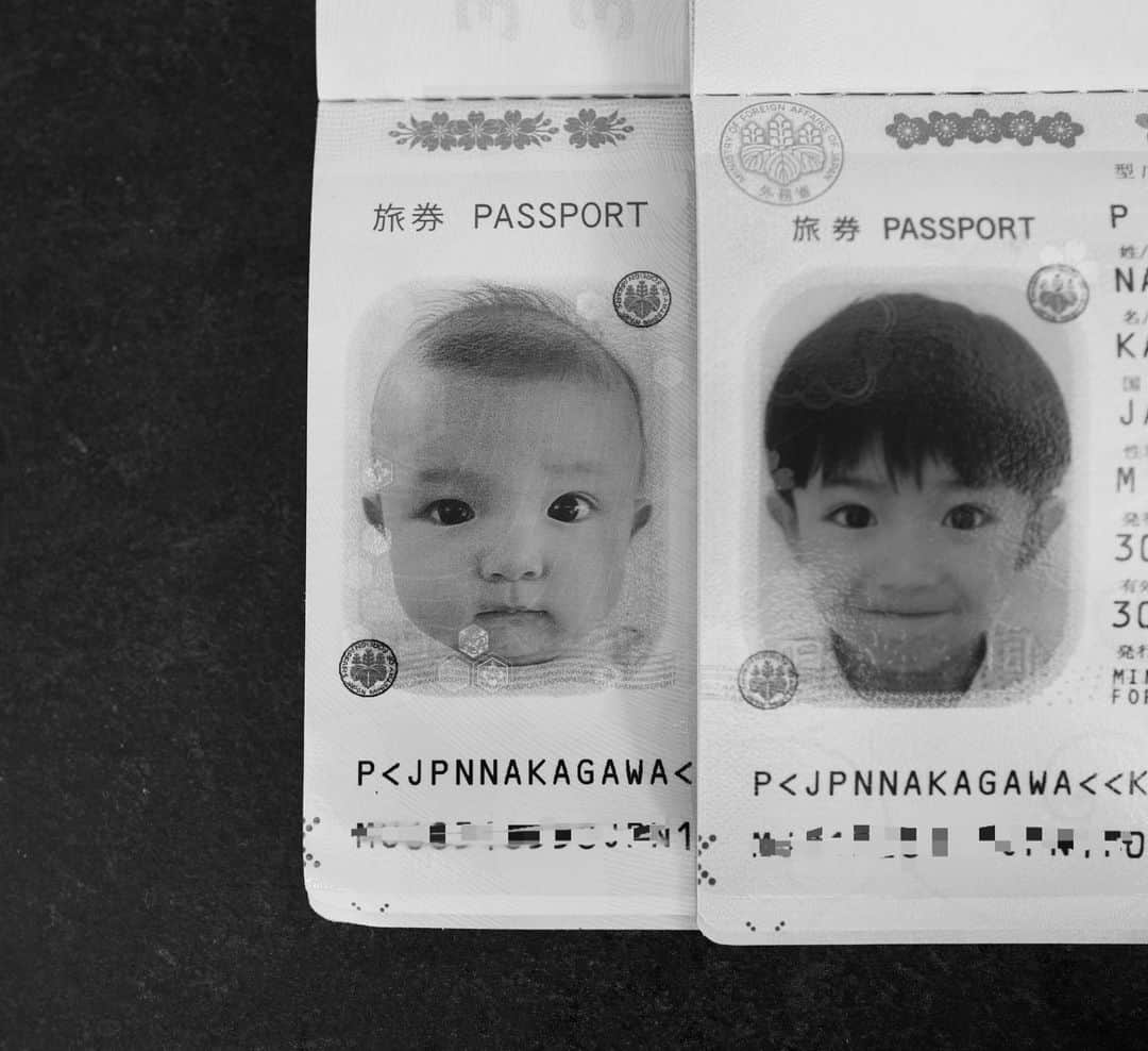 中川珠里さんのインスタグラム写真 - (中川珠里Instagram)「.  0歳3ヶ月と5歳9ヶ月  1番本人らしい写真を採用📷  3ヶ月のパスポート写真 うっすら毛が切れちゃうのが嫌で 何度も写真やり直ししたのが懐かしいなぁ  #passport」6月16日 10時19分 - juri1104