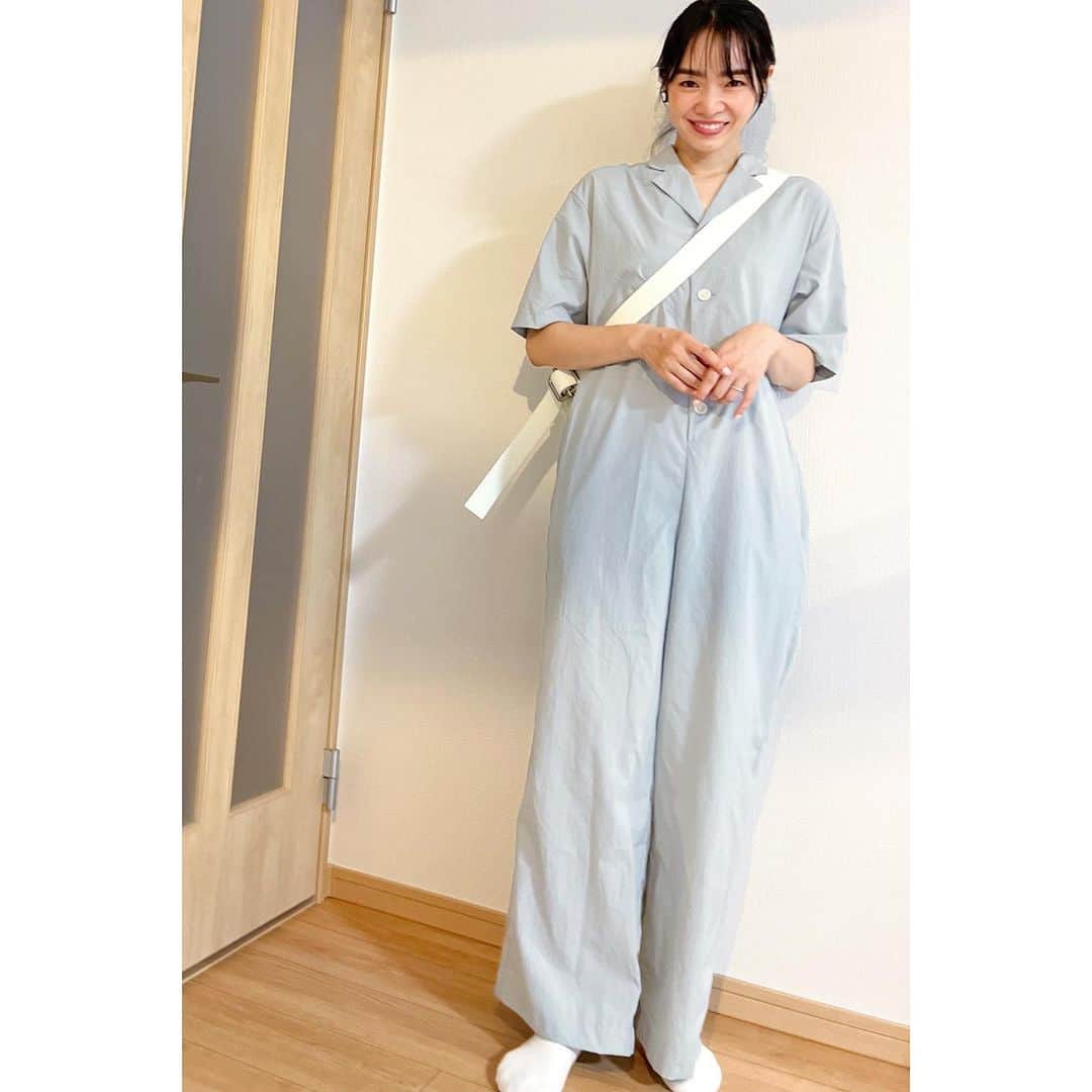 のインスタグラム：「👦🏻📸 『息子カメラマン』  仕事から帰ったら・・・ 息子がコーディネート撮ってくれたよ🤭  👩🏻📝 jumpsuit： @o0u_official #o0u #オーゼロユー bag： @osoi_official #osoi  今期のアイテムじゃないけど！ かわゆいジャンプスーツでお気に入り♡ 現場でも好評で嬉しいな♡  #model #satorujapan #akemigondo #モデル #サトルジャパン #権藤朱実 →@satorujapan_official →@akemigondo ☑︎プロフィールのリンクにて、写真公開中☆ ☑︎リールにて、息子のあれこれ公開中☆」