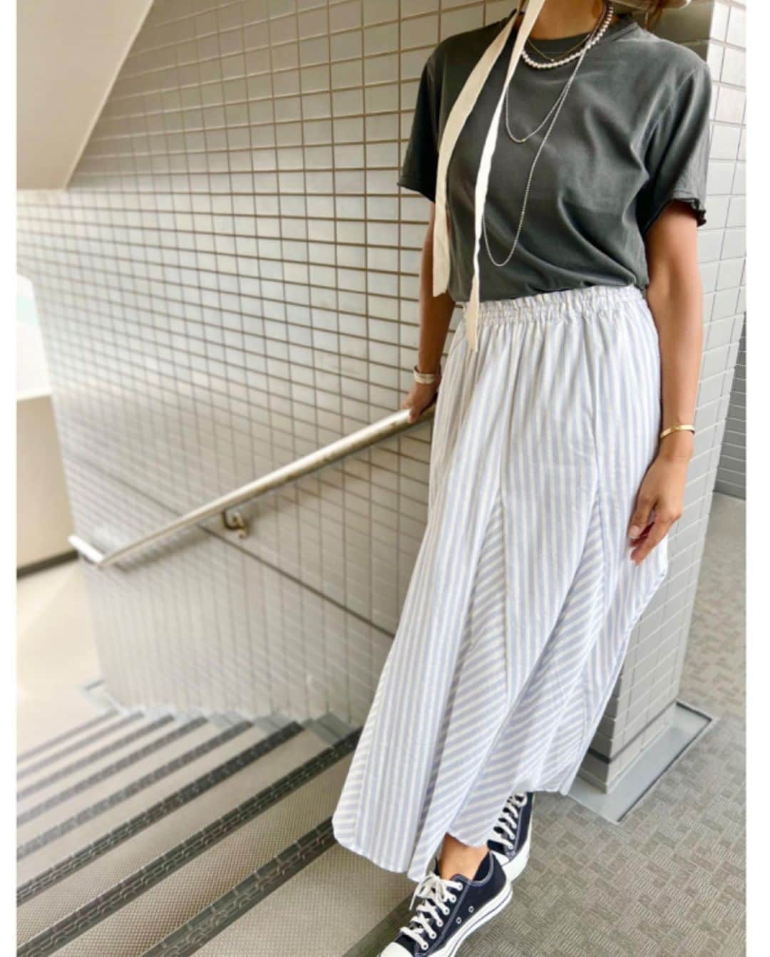 Akane Ogawaさんのインスタグラム写真 - (Akane OgawaInstagram)「おはようございます🏵️ G B L U E 🌿  cotton素材のストライプスカート♡ 三角マチは、フレア感でて歩いてる時も可愛いです。 素材も涼しく、ウエストはゴムと内ひもで調整可能、ポケット付きです♡ 控えめなゴールドのラメも💛  ヴィンテージライクなtopsは、 加工も可愛いくて丈も程よい丈です🤍  ipanema パックストラップサンダル🩴  #pinkmafia #pinkmafiasmd #gblue #izu #shimoda」6月16日 10時21分 - pinkmafia_akane