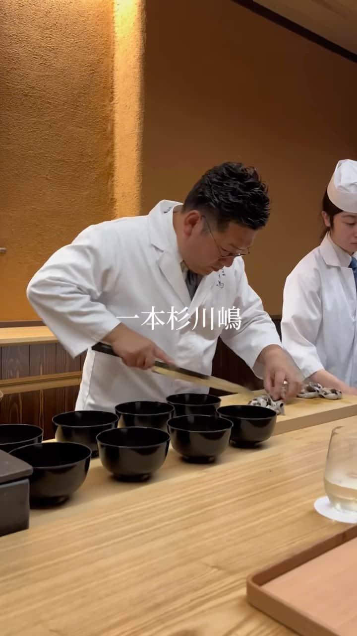 のインスタグラム：「【TERIYAKI美食倶楽部 オフ会】  @ipponsugi_kawashima ↑一本杉川嶋さんのInstagramのアカウント   すでに2024年の予約も満席という超人気店「一本杉川嶋」。石川県七尾市というお世辞にもいきやすい場所ではないが、1年以上先まで予約でいっぱいというのは凄い。能登半年の食材を中心にした、ここだけでしか食べることができない素敵な料理の数々。  元万年筆店だった有形文化財で頂軽く空間も素晴らしい。美味しい食材、料理と日本酒などをたくさん飲んで最高の時間を堪能できます。」