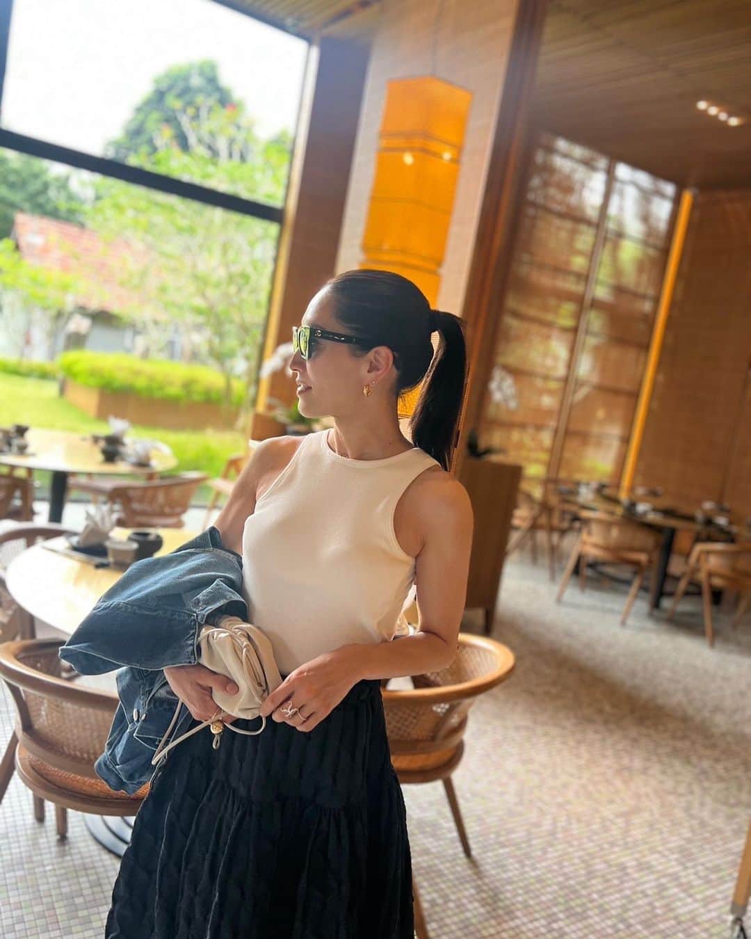 亀恭子のインスタグラム：「快晴✴︎  この写真は少し前のですが…  昨年からアメスリ復活。 ファッション的に、というのはもちろん 私的に復活。  遡ること25年（！）くらい前。 大学生の頃アメリカンスリーブが流行っていて、その頃の自分ももれなく着てましたが  肩幅があって腕周りは今よりお肉がないものの筋肉が妙にモリッとしていて、 なんだか逞しい感じで苦手だったアメスリ。  時を経て、 良くも悪くも体型も変化して。 今はアメスリが着れるように…というか着たいなと思えるようになりました。  歳を重ねてそういうモノは他にもあって、 甘いディテールの服が着たくなったり（合わせはmixしますが） 20代の頃は苦手だったデニム以外のパンツがむしろ好きになったり。  時代と年齢・ライフスタイル その時々で、 自分のベーシックはありながら、 セレクトするアイテムが更新されていく。  今も昔も変わらず好きなモノはある。 テーラードジャケット、シャツ、タートルニット、ドラマティックなフレアスカート、デニムパンツ…  自分にとって頼もしいアイテムもお久しぶりのアイテムも、 その時の自分がご機嫌に纏っていたい。  お仕事としてももちろん、プライベートも やっぱりファッションてずっと楽しい☺︎  最近長女が「ママといっしょだね〜^ ^」 と嬉しそうに言ってきます。 長女がフワッとしたワンピースで、私がフワッとしたスカート履いてるだけだったりしてお揃いじゃなくても 娘はそのシルエットと質感でそう思うみたいです。  娘がもう少し大きくなってから。 一緒にお買い物に行く日が楽しみ♡  ちなみに Kのリングは長年の友人 @vendomeaoyama_official のジュンさんから頂いたモノ。 イニシャルものって気分が上がる☺︎  someday's… #fashion #ootd #kkstyle #tokyo #kamescloset #cutandsew #hbeautyandyouth #jacket #hike #skirt #unminou #ring #vendomeaoyama #bag #newbottega #summer #june」