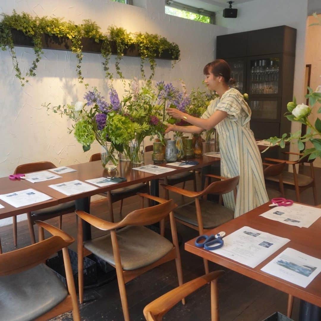 前田有紀のインスタグラム：「いつもお花をお届けしているLa vieさん　@lavie.kamakura でのイベント。 「La vie × Yuki Maeda 」 〜early summer 紫陽花〜 ”好きを選ぶ愉しさを”  紫陽花の季節6月。 様々な花瓶から自分の好きなものを選び紫陽花を中心に初夏のお花を生ける時間を楽しんでいただきました。  好きを大切にすることで心が潤う時間となりますように、と願いを込めて、花瓶も紫陽花もピンと来たものを選んでいただきました。 今回も、来てくださったみなさまのおかげで素敵な企画になりました。 栄養満点なお野菜たっぷりのお料理も、かなさんのおもてなしも大好きなんです♡ ご参加くださったみなさま、ありがとうございました！  この日のワンピースは @o0u_official さんのSHOULDER TUCK DRESS。 肩の部分のタックがポイントでお気に入り。」