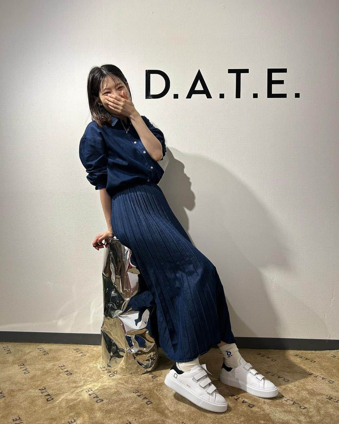 森貴美子のインスタグラム：「展示会めぐり〜！ スニーカー大好き❤️🇮🇹 @date_sneakers_jp の展示会はもう2024ssだったよ🌻  楽ちんなベルクロに一目惚れ？ひと履き惚れ？したけれど、実際にオーダーしたのは違う型に。 届いたらまたアップしまーす🙌🏻  #datesneakers #2024ss #展示会」