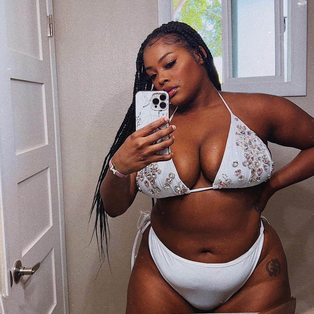 ブリール・アニーヤ・カニングハムのインスタグラム：「Body is GOODT in @missesbrie 🥰👙❤️   We’re back tomorrow! Add my page and @missesbrie to your notifications so you don’t miss out on the Welcome Back promos!」