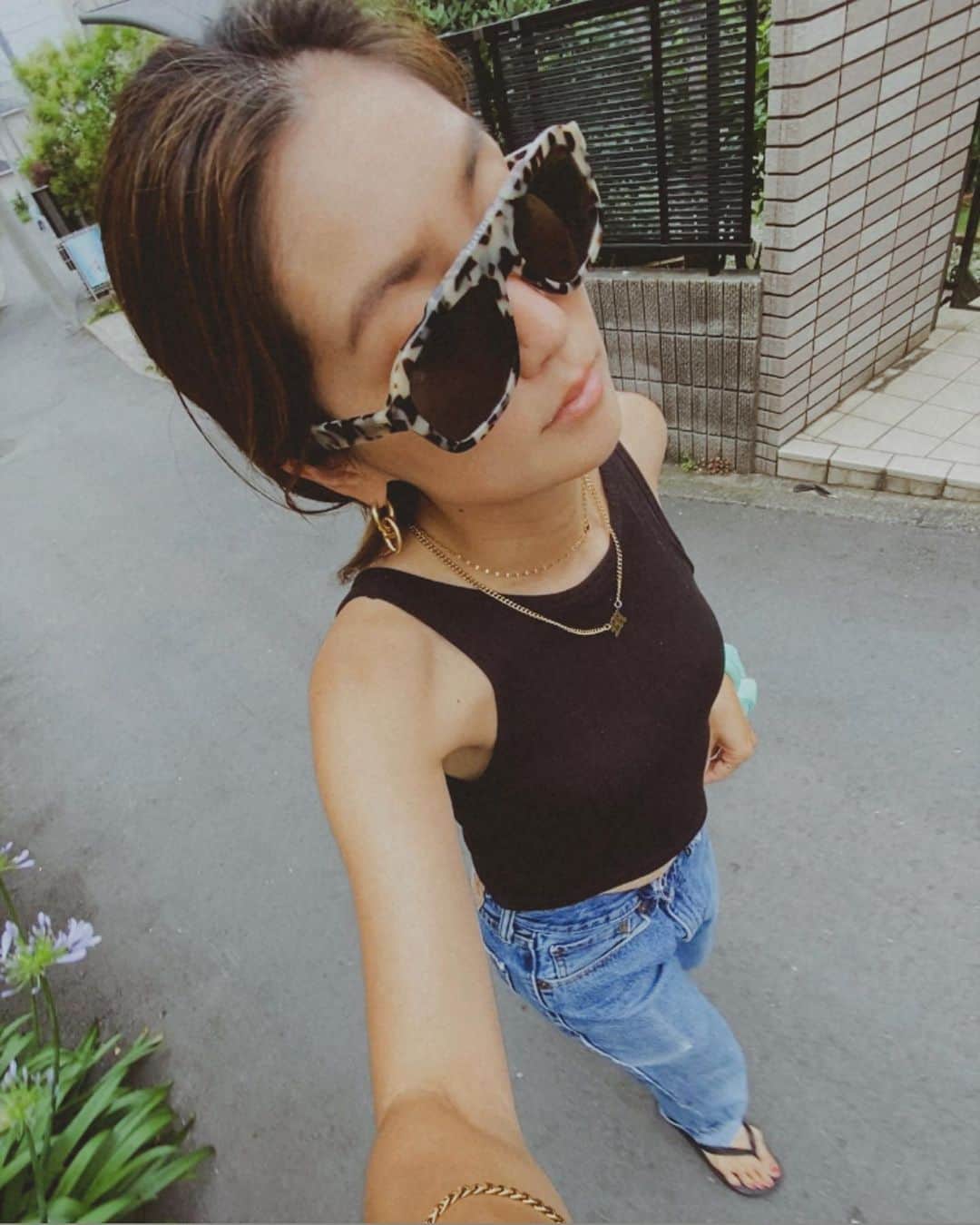 堀舞紀のインスタグラム：「🌘🌑🌒  晴れるのか。 晴れないのか。 どっちなんだい！！！。  #母親服装  シンプルすぎるカッコの日は 小物が際立ちそれまたタノシキ〜  🕶 @blackflys_japan  👖 @levis.vintage.clothing  🩴 @havaianas.japan  🛍 @ayakawasaki」
