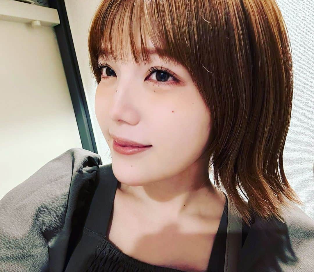 青木歌音のインスタグラム：「【謝罪】この度は元男の子の分際であるにも関わらず、髪型を少し変えただけで大女優「本田翼」さんに似てしまい、大変申し訳ございません。  私を本田翼さんにしてしまった 戦犯美容室はエクステ専門店YUHOUSE BIJOUです。担当は会津さんです。  これからは大女優としての自覚を持ちイキてイキます。  #yuhousebijou #エクステ #本田翼 #下位互換」
