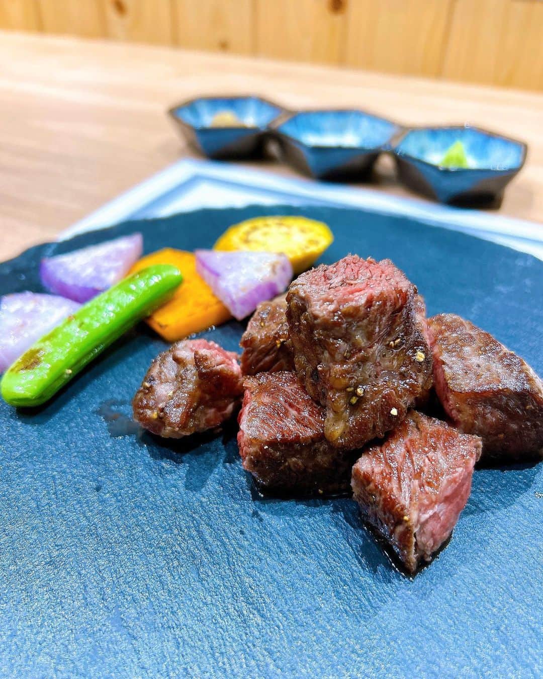 のインスタグラム：「町田駅にある @azami_machida0530 さん💓 こちらでは名物の特選黒毛和牛のロース鉄板焼きを始め、蝦夷鮑の肝ソースなど贅沢なメニューの数々が頂けます🤤 どれも素材の鮮度が抜群なのですが、やっぱり目の前で鉄板で焼かれるのを見てから頂けるのが美味しさも倍増になる気がします🥰 お肉は仙台牛でした！分厚くて柔らかくて美味しかった😭トリュフ塩やワサビ、生コショウなど様々な調味料で頂けるのも嬉しいです。 蝦夷鮑も焼く前に見せて下さいました。まだ生きている状態だったので動いてるところを見れて興奮しました😳笑　肝ソースをかけて頂くのは、けしからん美味しさでした😭💯 鉄板料理の他にも、季節の食材を使用した前菜やカルパッチョ、茶碗蒸しや伝統あるガーリックライスなど。どれも本当に美味しかったです！！💮（個人的にはお味噌汁が感動する美味しさでした✨） 座席も鉄板の見えるカウンター席だけでなく、個室や広いお座敷などもあります。色んな用途で使えそうです☺️ . .  PR @azami_machida0530 #薊Azami #鉄板焼き #黒毛和牛 #コース料理 #町田グルメ #町田居酒屋 #町田ディナー」