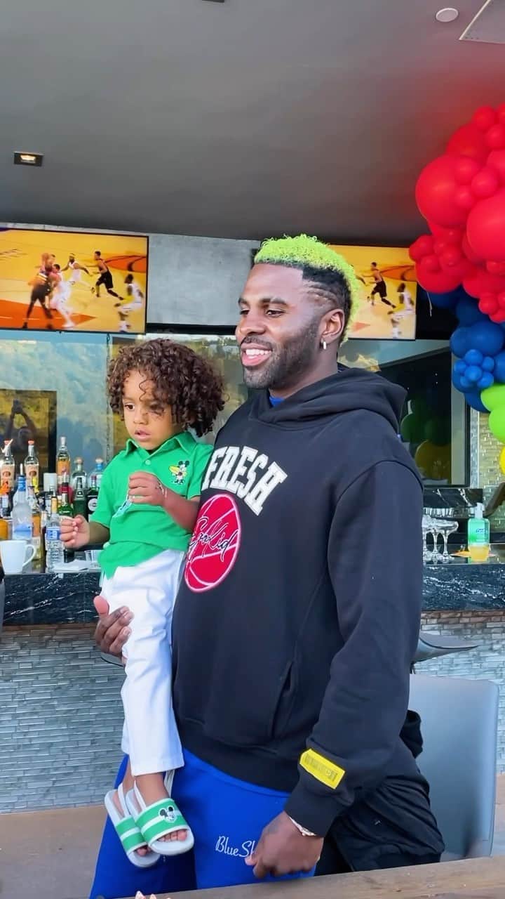 ジェイソン・デルーロのインスタグラム：「Happy 2nd birthday to @jasonking! Two years ago, you entered my life and brought endless love, laughter, and mischief. From the adorable chaos of the terrible twos to the heart-melting moments that fill my days, you’ve stolen my heart in the most craziest way. Today, we celebrate the incredible journey of your life, filled with wild adventures, and unstoppable growth. May your special day be filled with double the giggles, double the snuggles, and double the joy. You are our greatest blessing, and we can’t wait to see what the future holds for our little shining star. Happy birthday, Bubba! @jenafrumes @crystal_bartenders @lilmunchkinsplayground @balloonstudiola @savagetacostruck @honest」