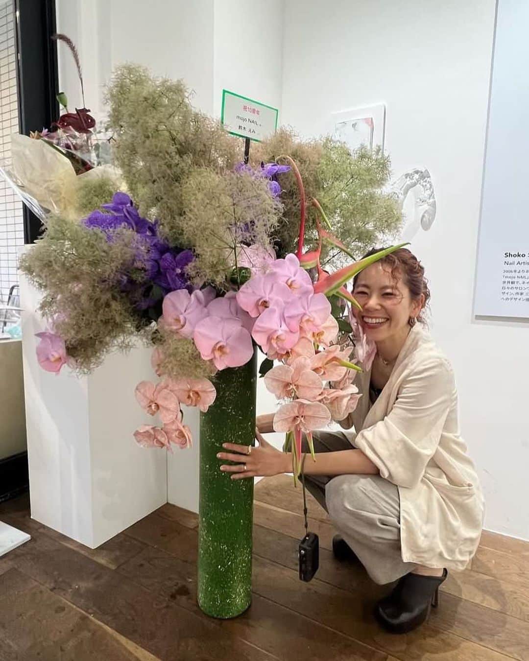 関根祥子のインスタグラム：「とんでもなく素晴らしいお花をおくってくれた💓 @emisuzuki_official  そしてすんばらしーお花を創り出してくれた💗 @udayoko  @logiplantsandflowers   2人の愛に私は涙が出そうになりました😭😭😭  展示の一部になってくれていました。  ありがとう。  #i_ma_koko_2023」