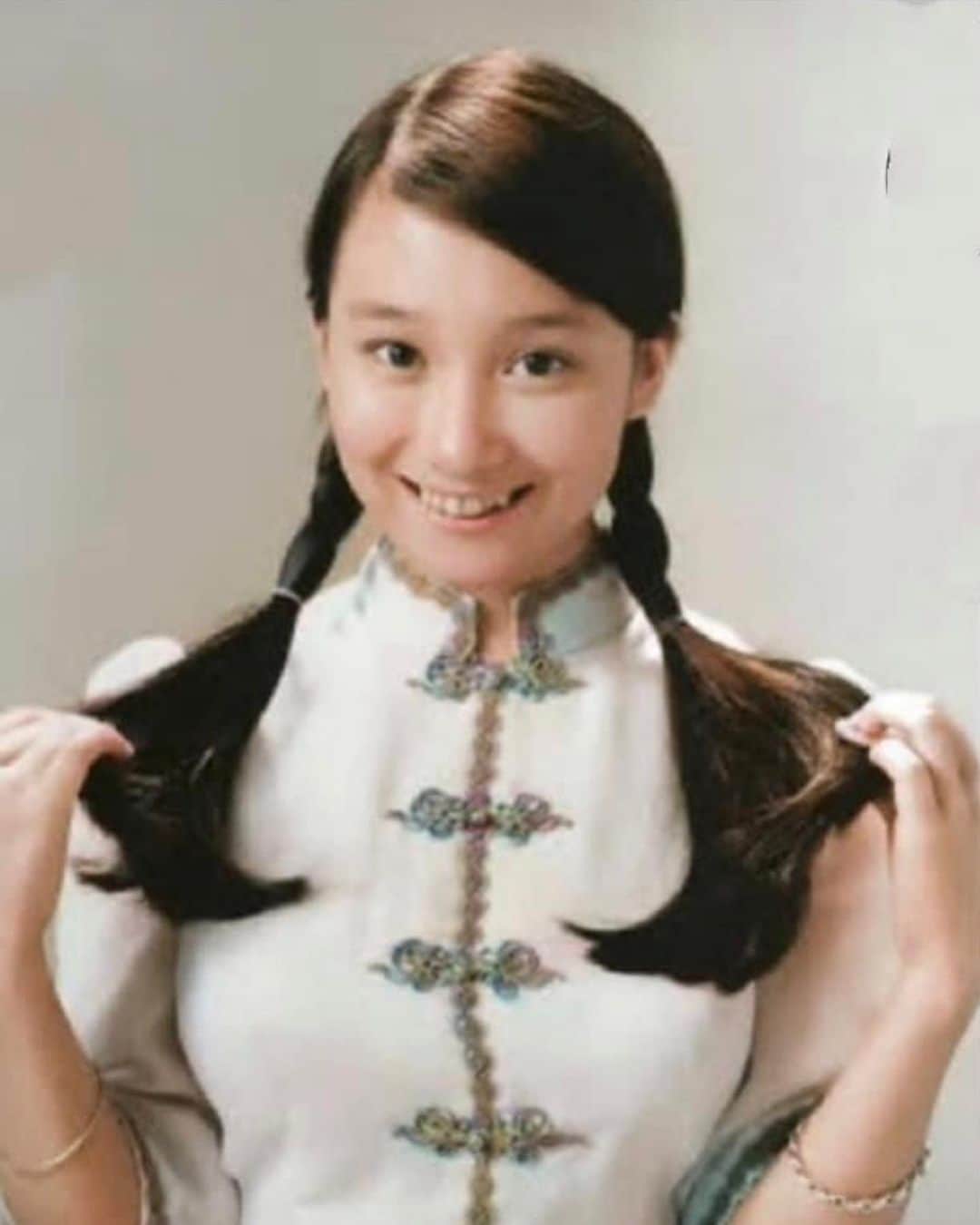 アグネス・チャンのインスタグラム：「My fan sent me an old picture. 🙏 Thank you💕」