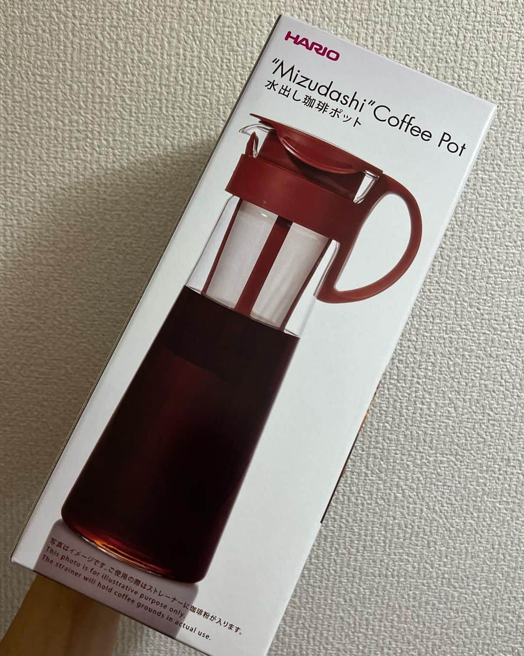 靖乃のインスタグラム：「Three Point Cafe-ROPPONGI-で普段から美味しいコーヒーを飲めるのでここんとこあんまり自分家で拘ったりしてなかったんやけど、ふと水出しコーヒーに惹かれました まずはカルディの『アイスブレンド』からにしてみたけど色々試してみよっと🌹 以前使用してたネスプレッソの現行品ヴァーチュオ ネクストも気になるねんなぁ〜😁  本日のThree Point Cafe-ROPPONGI-は靖乃が11〜15時を担当し15時での閉店となります🙇🏻🙇🏻🙇🏻  #靖乃 #ハイダンシークドロシー #淡路島 #ピン毛」