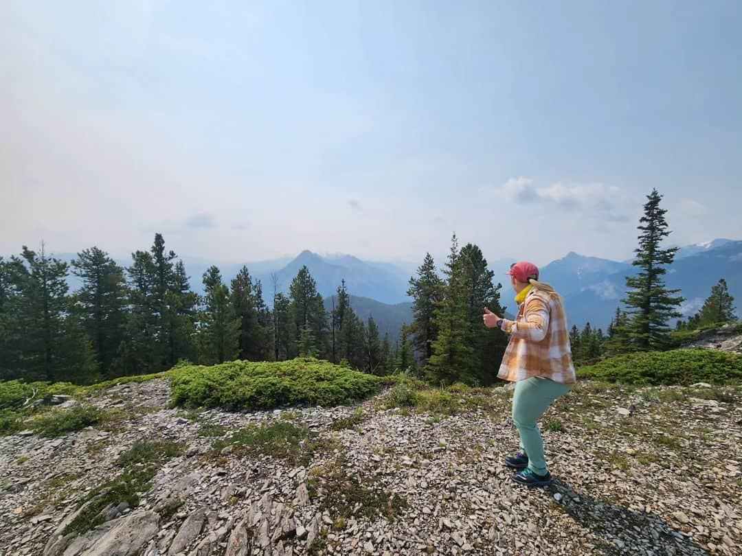 ヘイリー・ベルのインスタグラム：「Little smokey hike with some great company!」