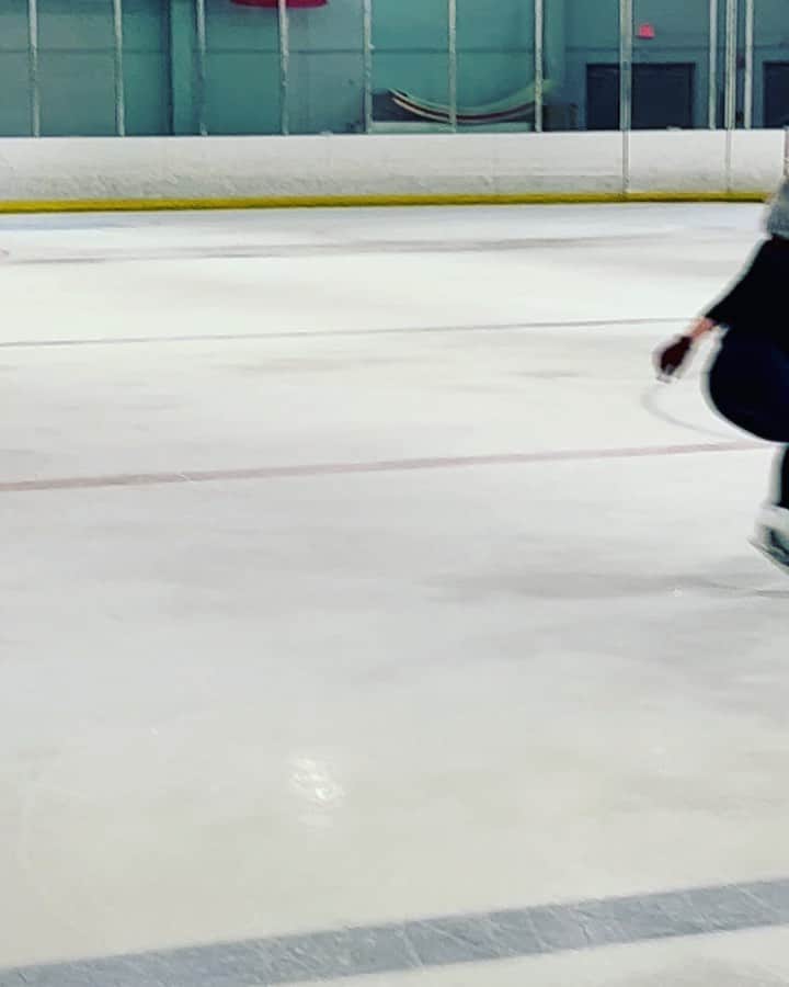 ケイディー・デニーのインスタグラム：「Having so much fun @visitnokomis and skating my life away ❤️🌅🌺🥀😇 so happy 💕💕💕💕💕 #loveu」