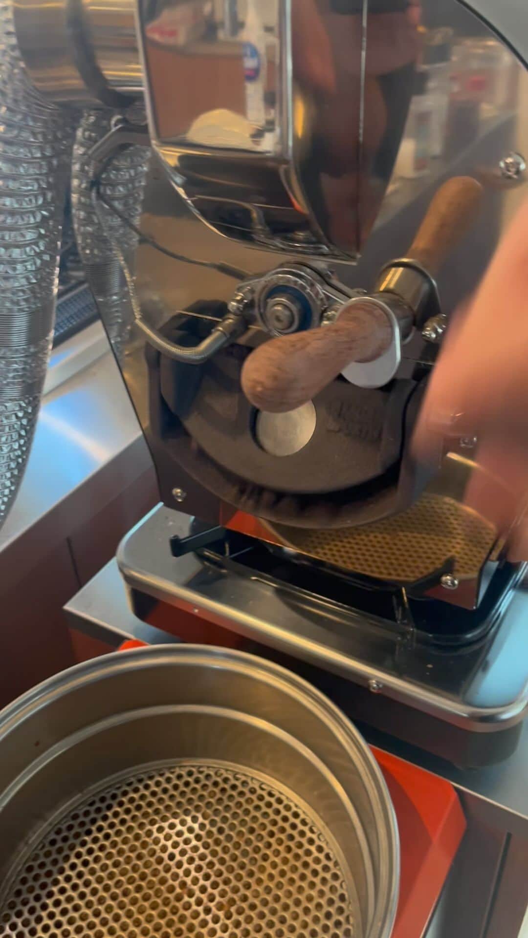 のインスタグラム：「取り敢えずセミウォッシュドの方を焼いてみた！ 後ろでウォーって言ってるのは大陸くんです😂 ステキな焙煎台を作ってくれてありがとう！ #自家焙煎 #ウォー #minocoffee @dairokuseki  @kanade_craft」