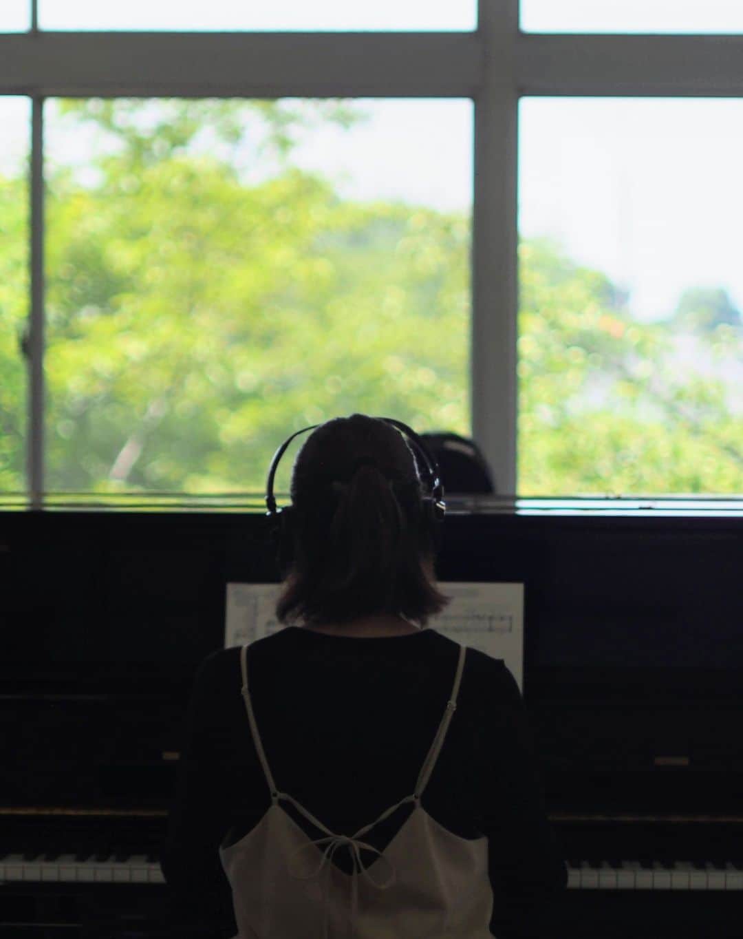 福岡女子短期大学さんのインスタグラム写真 - (福岡女子短期大学Instagram)「💎子ども学科１年生「こども音楽療育概論」  こんにちは、福岡女子短期大学です🐨今日は１時限「こども音楽療育概論」を見学しました🐾  今日は音楽科井上幸一先生が演奏法などを指導されていました。ピアノに向き合う姿が印象的でした✨  #福岡女子短期大学 #子ども学科　#保育学生 #こども音楽療育概論 #こども音楽療育士 #こども音楽療育士の卵」6月16日 11時09分 - fukuoka_wjc