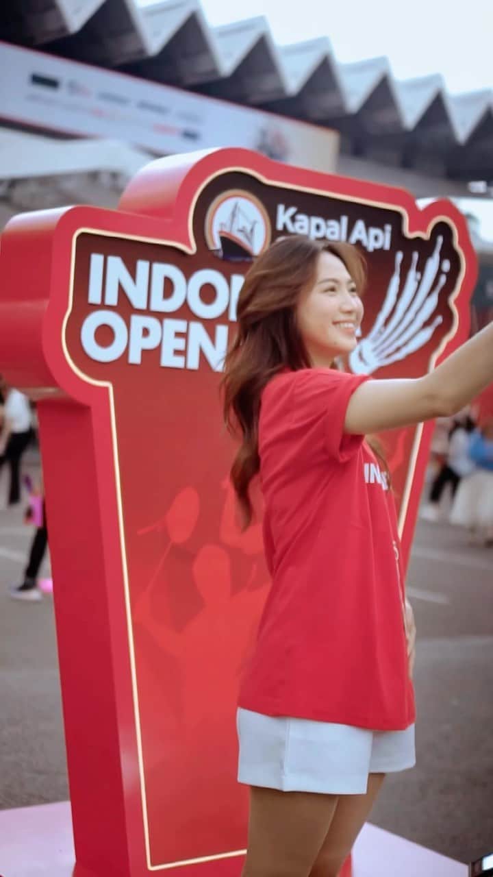 シャニア・ジュニアナタのインスタグラム：「Seru banget nonton Kapal Api Group Indonesia Open 2023!! Banyak activity seru juga, yuk eventnya masih ada sampai hari Minggu! ❤️ @kapalapi_id #SerukanSemangatmu  🎥 @nockyezra23」
